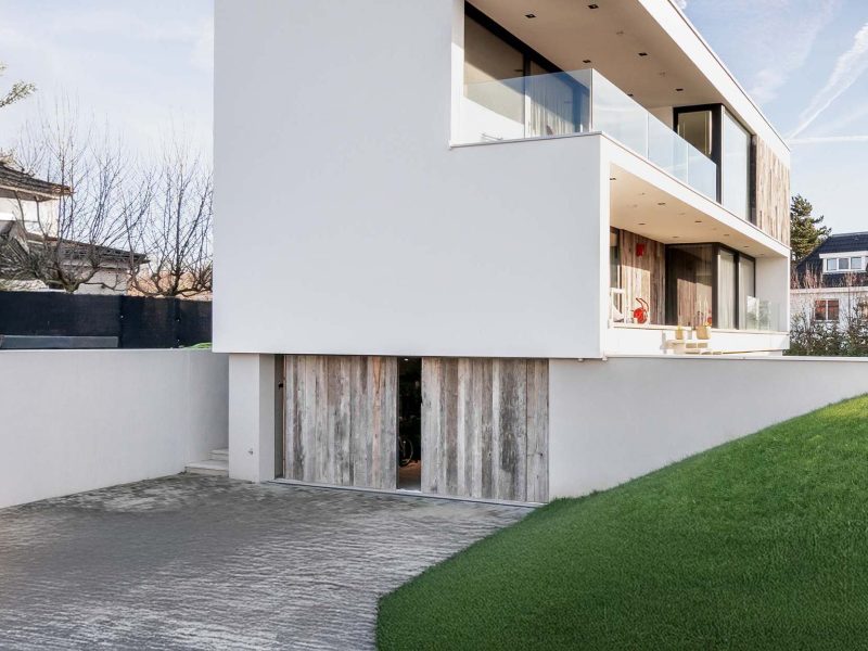 Door Different Doors gemaakte dubbele zijwaartse garagedeuren van Barnwood