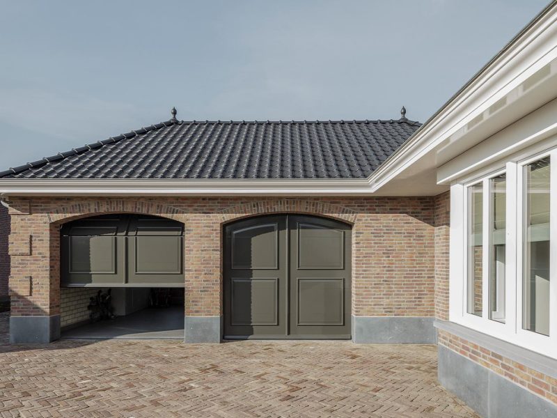 Twee houten garagedeuren in een klassieke stijl