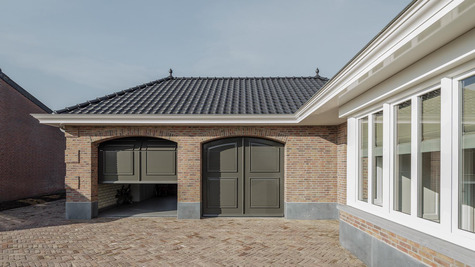 Twee houten garagedeuren in een klassieke stijl