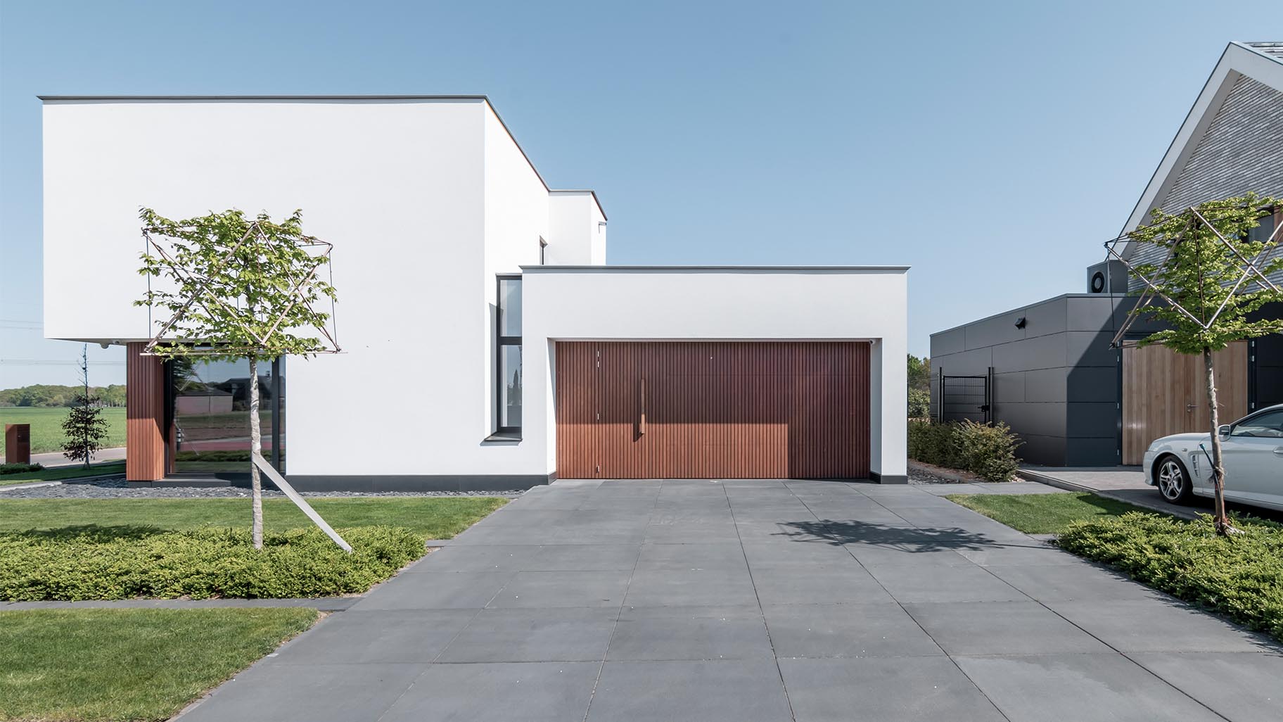 Fraké houten sectionaaldeur met gevelbekleding | Different Doors