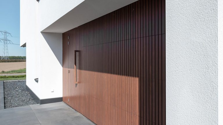 Fraké houten sectionaaldeur met gevelbekleding | Different Doors