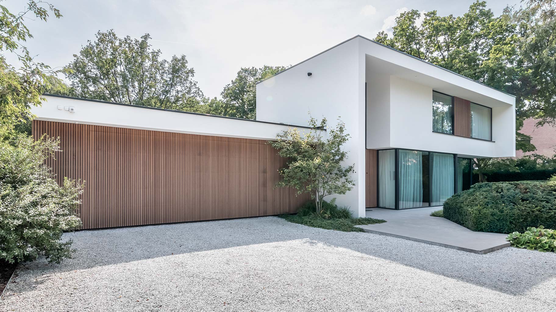 Garagedeur Different Doors smalle latten red cedar