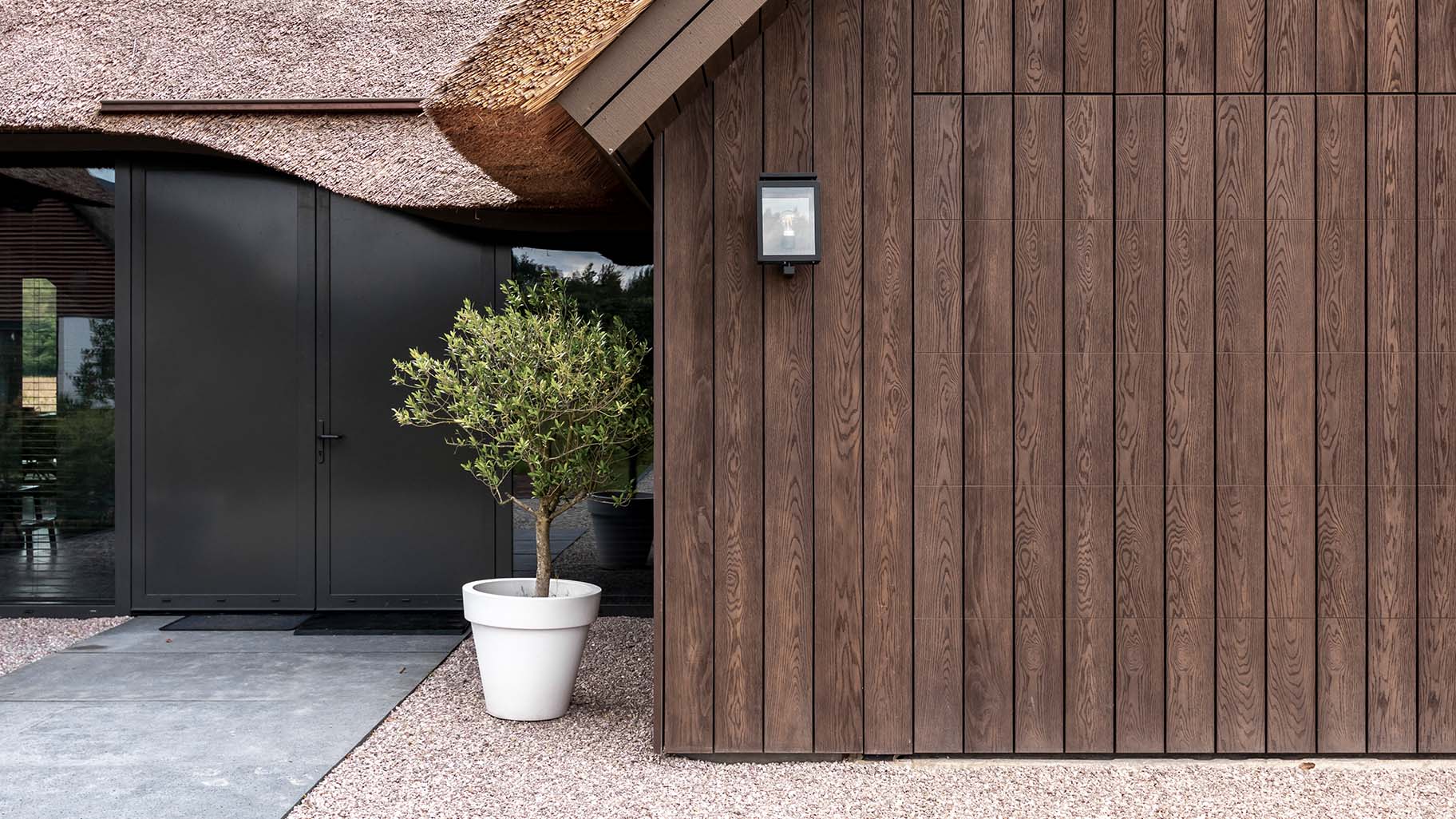 Millboard garagedeur met houtnerfstructuur en warme bruine tint