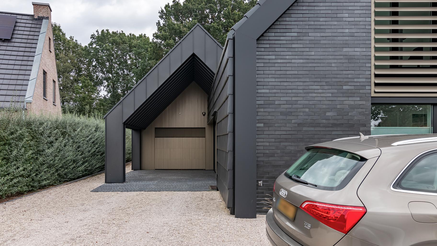 Garagedeur met Mato-profielen in lijn met de gevel, voor een strakke en uniforme uitstraling