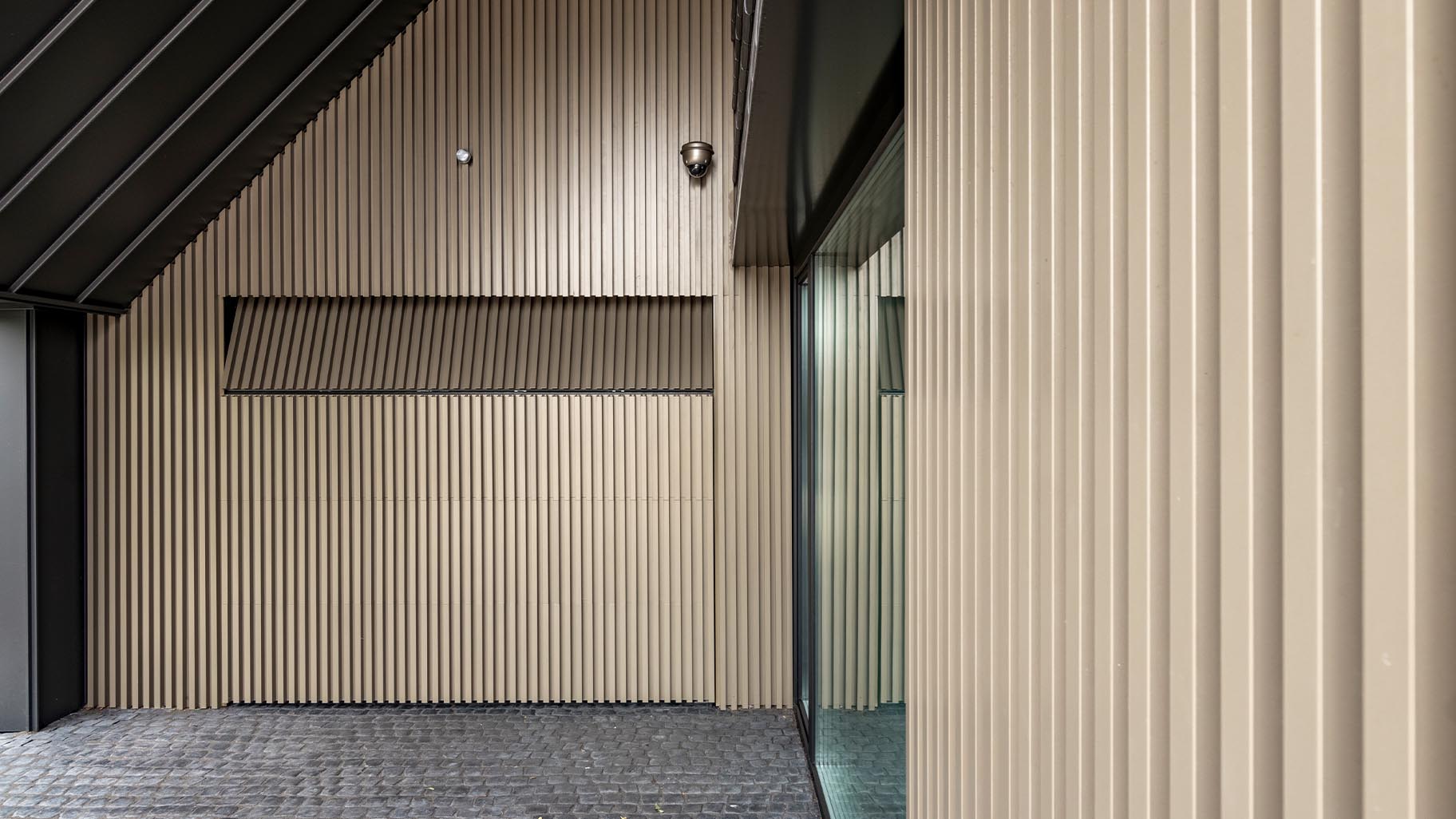 Different Doors garagedeur met horizontale Mato-profielen, passend bij de gevel van de woning