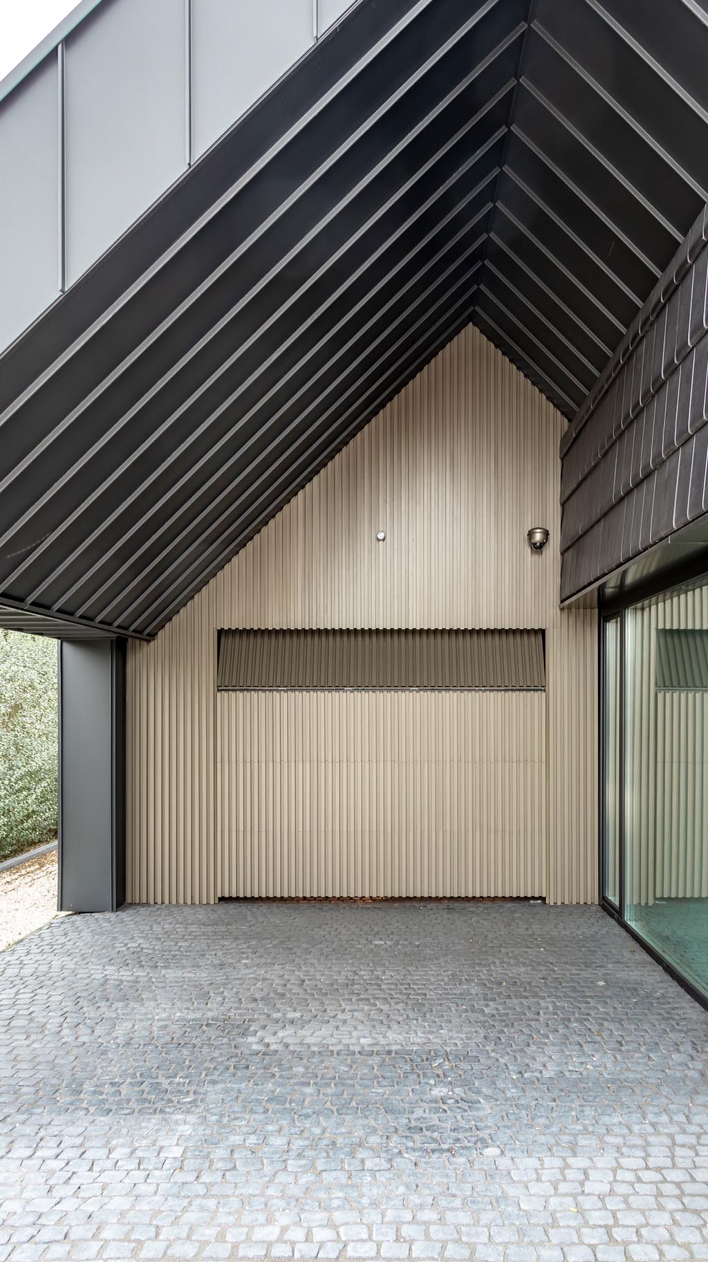 Different Doors garagedeur met horizontale Mato-profielen, passend bij de gevel van de woning