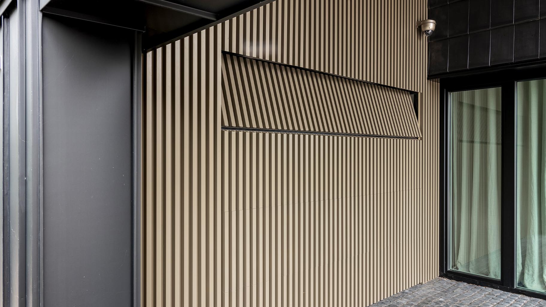 Nieuwbouwwoning met garagedeur en gevel met aluminium profielen