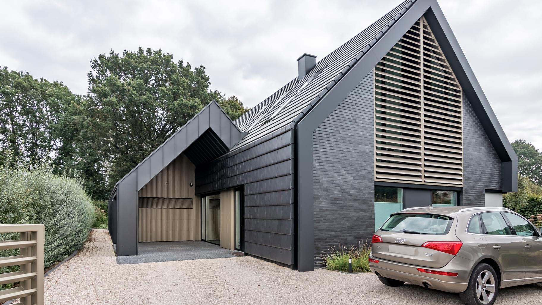 Different Doors garagedeur met horizontale Mato-profielen, passend bij de gevel van de woning