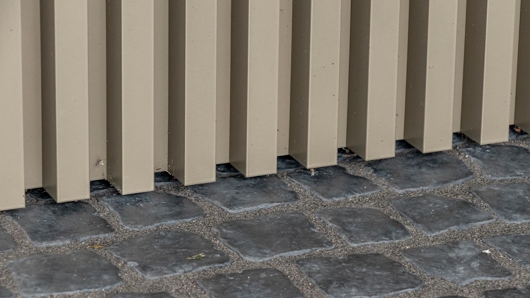 Detail van garagedeur met Mato 3 aluminium profielen, afgewerkt in de kleur Touch of Gold voor een luxe uitstraling