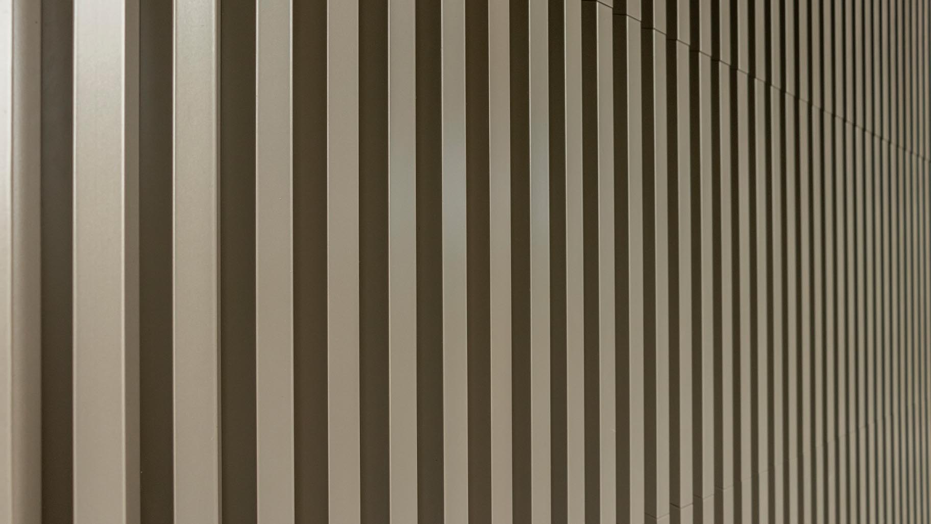 Detail van garagedeur met Mato 3 aluminium profielen, afgewerkt in de kleur Touch of Gold voor een luxe uitstraling