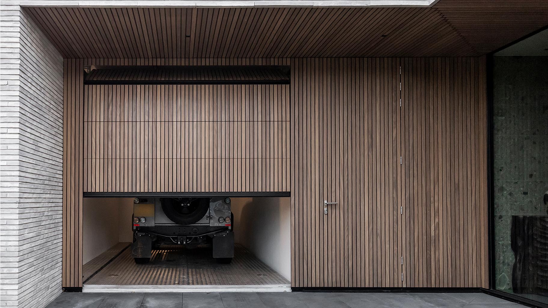 Project met garagedeur en loopdeur van Afrormosia hout in Eindhoven gemaakt door different doors
