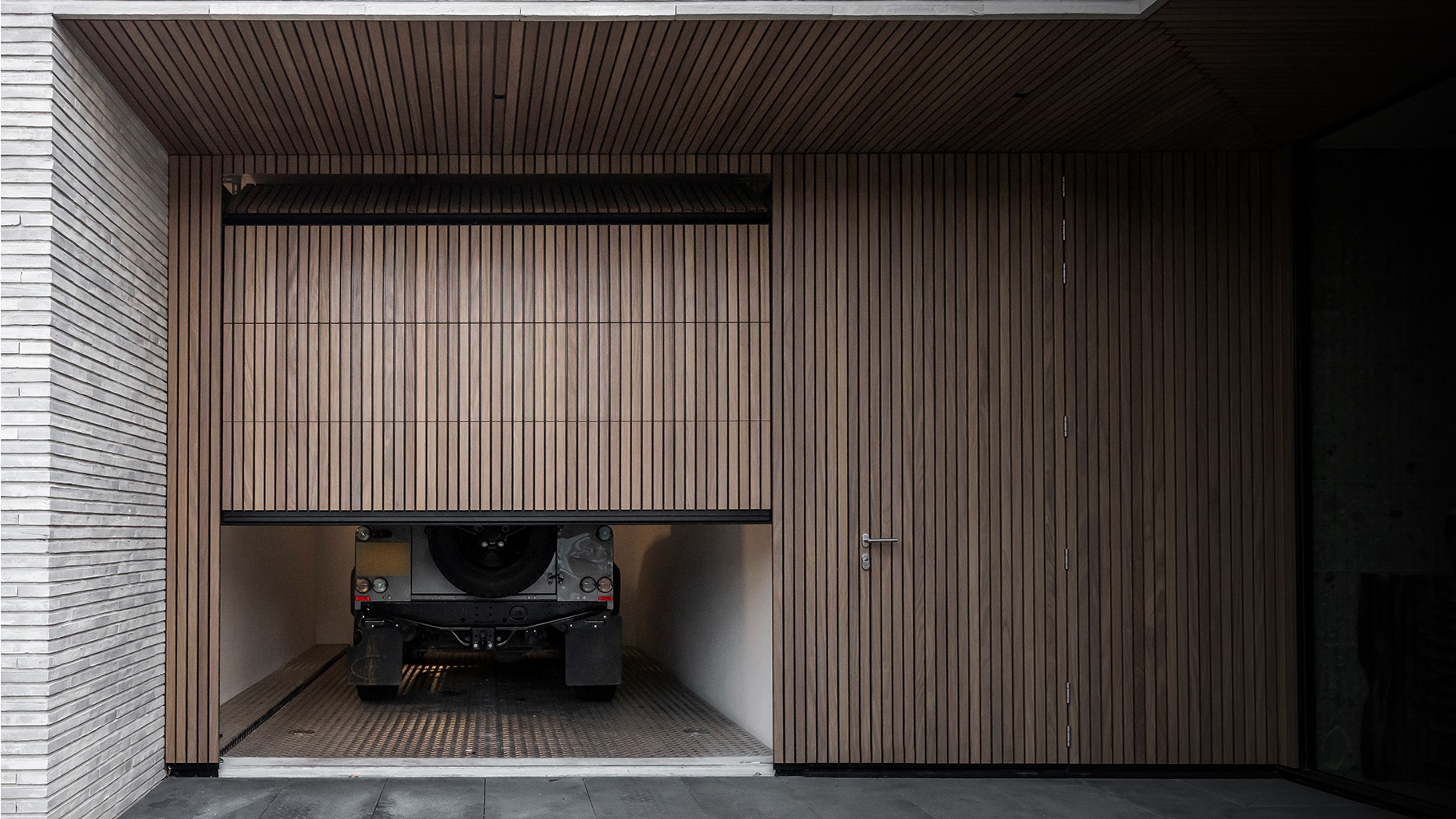 Afrormosia houten garagedeur gelijk met de gevel