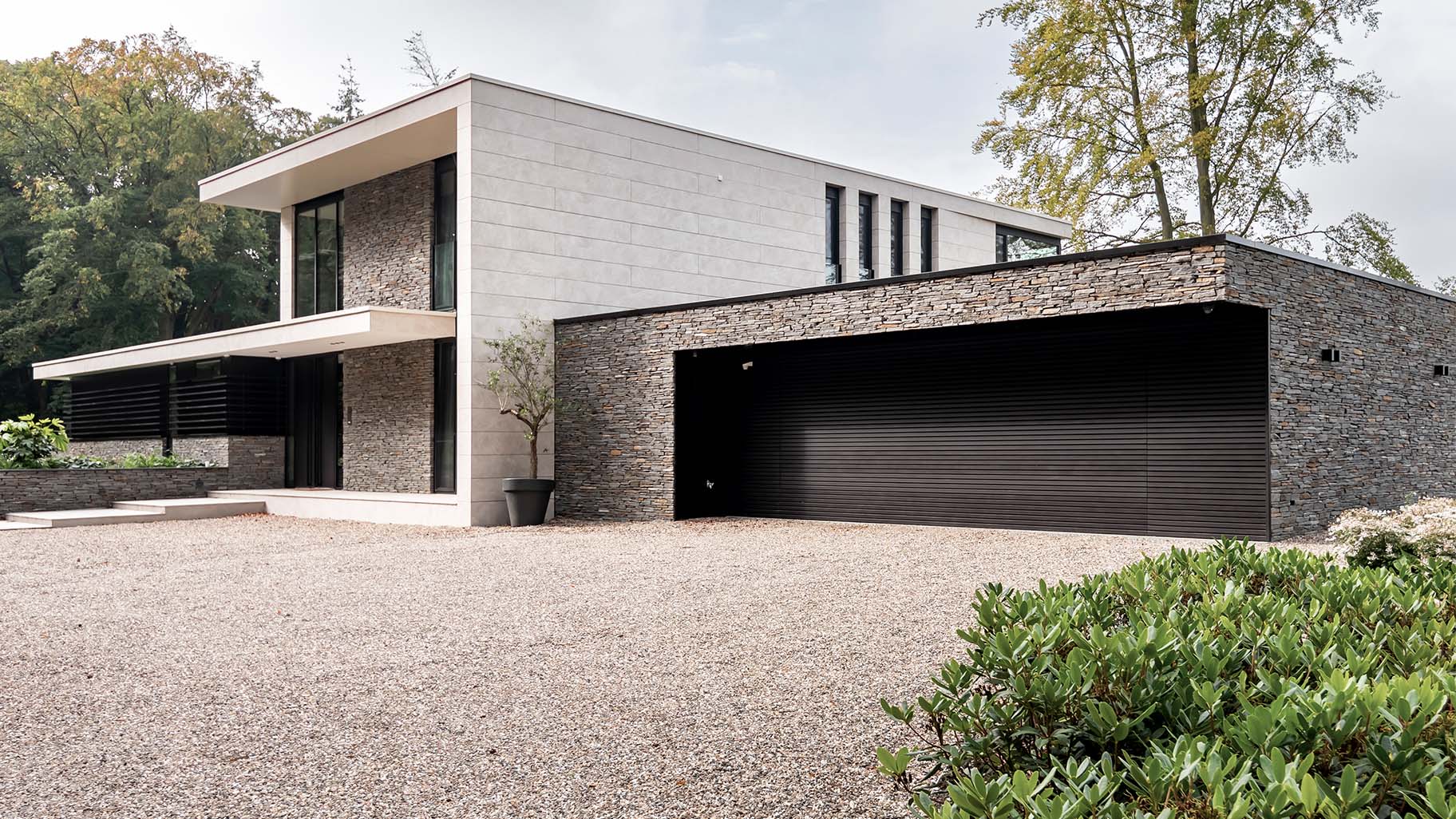 Different Doors garagedeur met horizontale Mato 3 aluminium profielen in moderne woning
