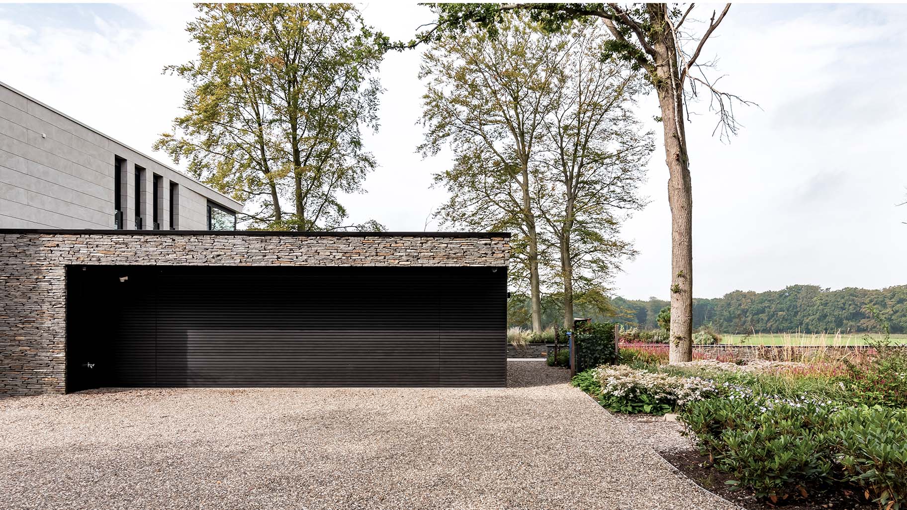zwarte garagedeur