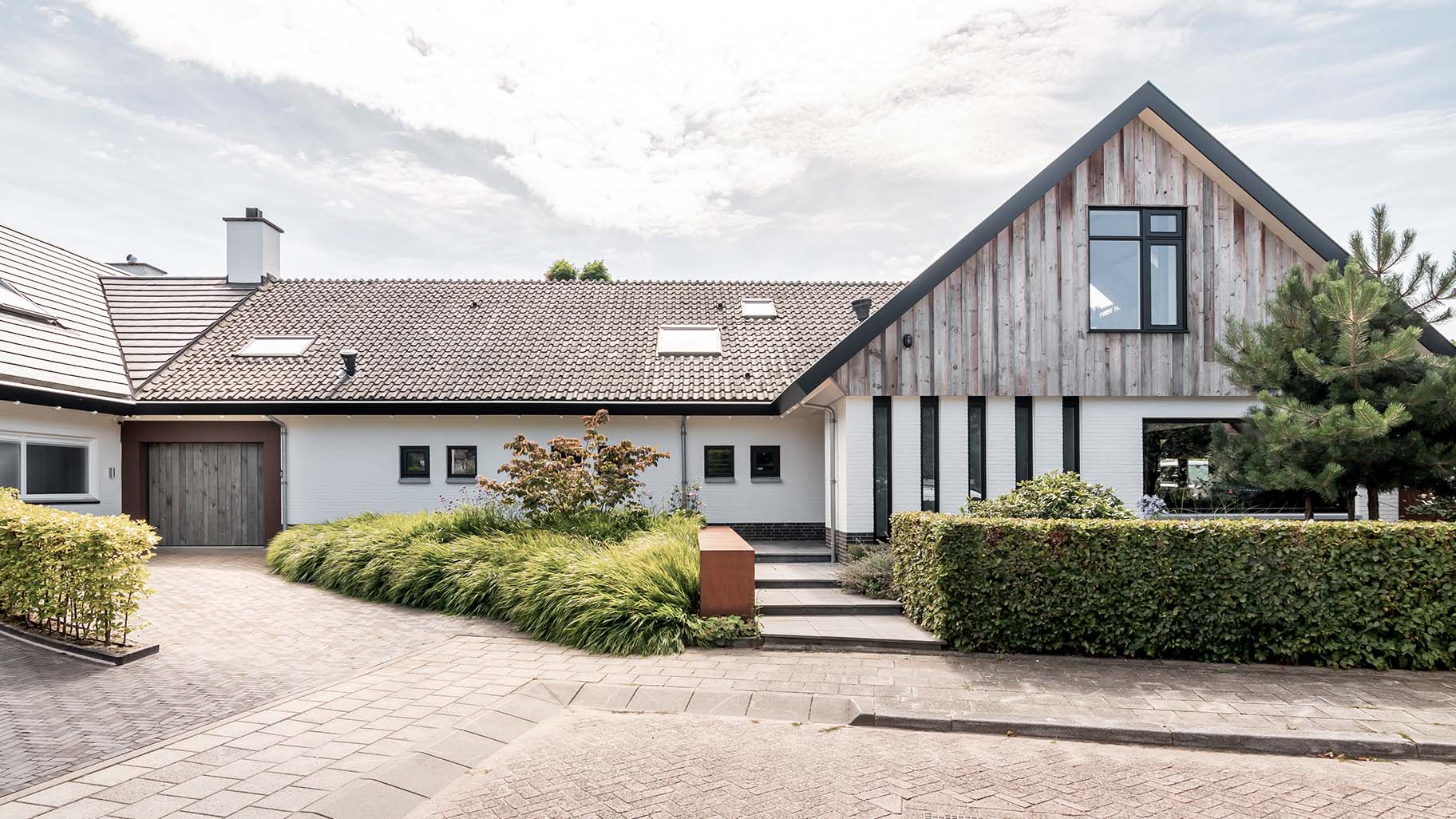 Witte villa Barnwood garagedeur