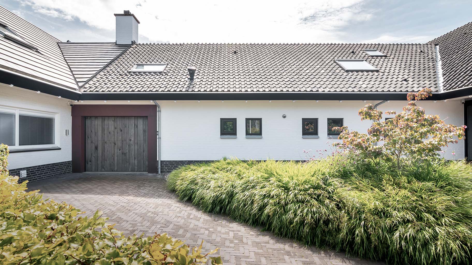Witte villa Barnwood garagedeur