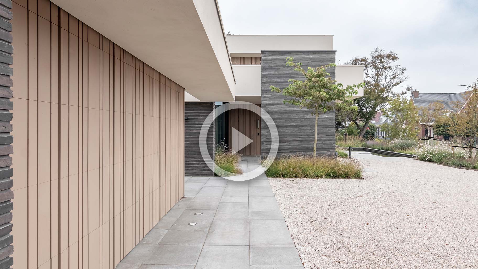 Video garagedeur moderne villa different doors