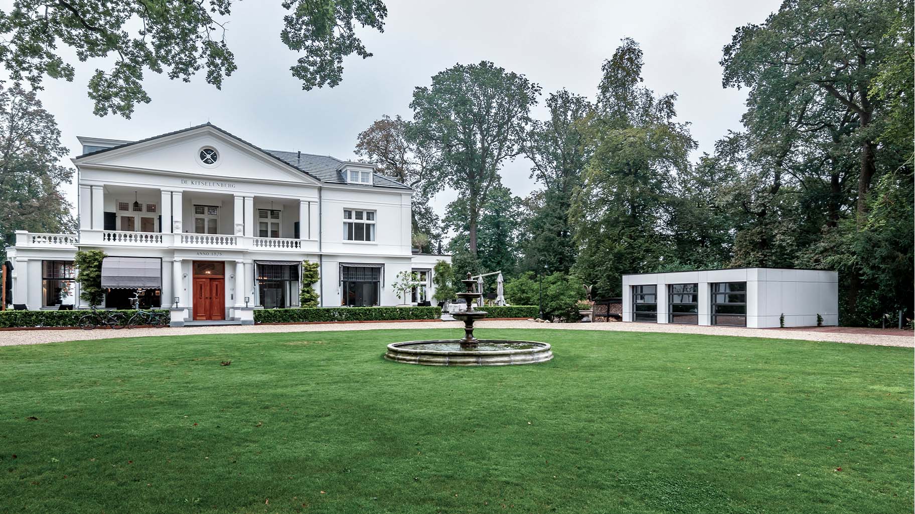 Garage bij landhuis met glazen gevel voor landelijk moderne uitstraling