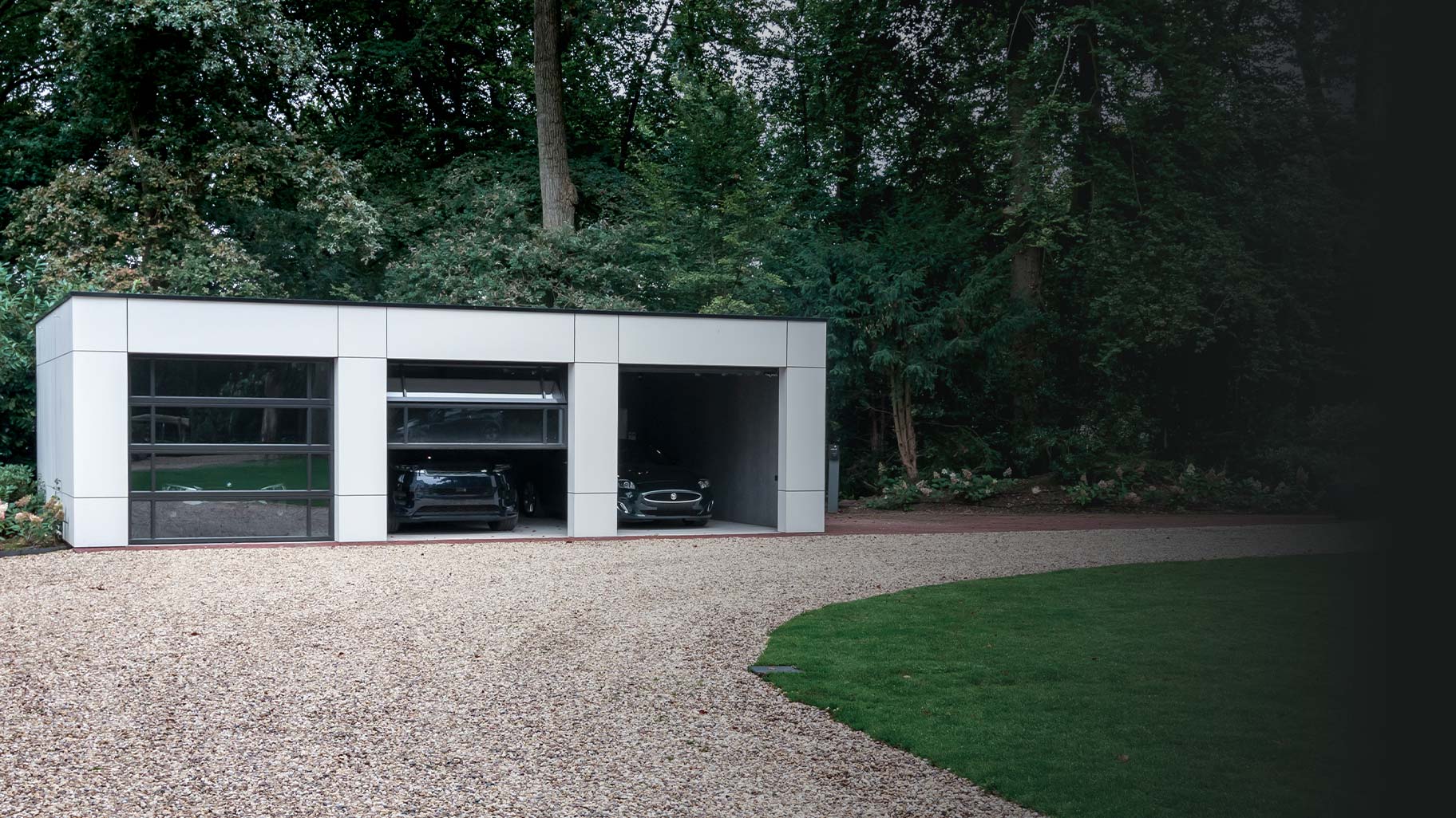 Garage met drie identieke glazen garagedeuren mooi in de gevel