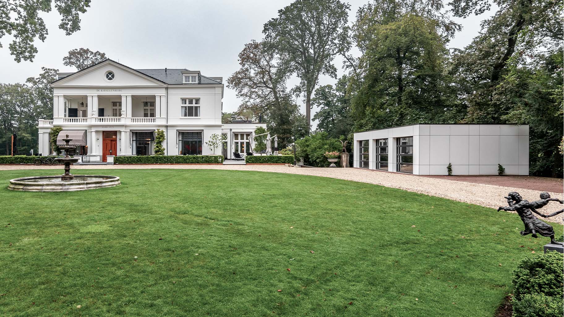 Garage bij landhuis met glazen gevel voor landelijk moderne uitstraling