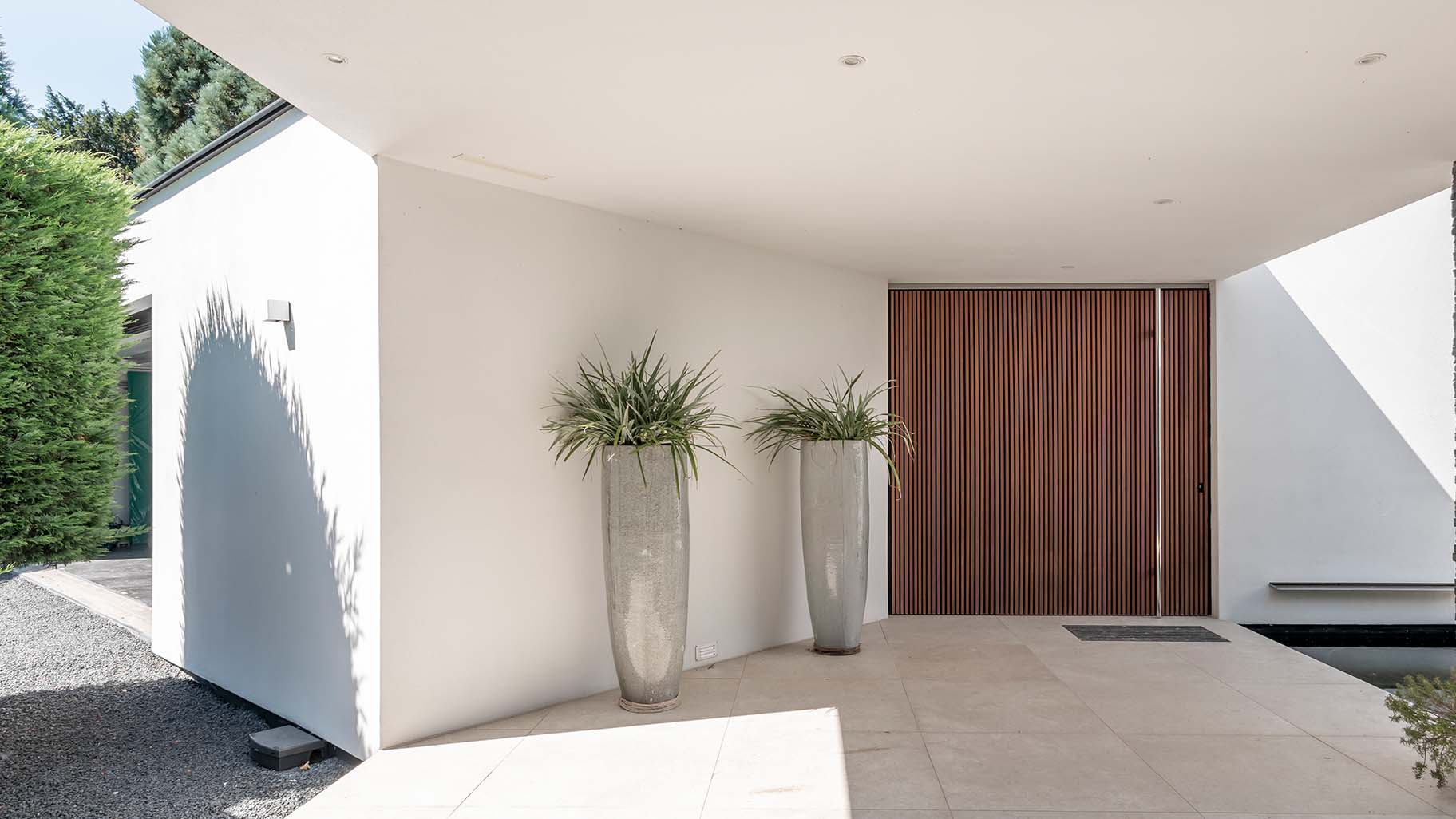 Houten garagedeur achter de dag bij moderne woning different doors