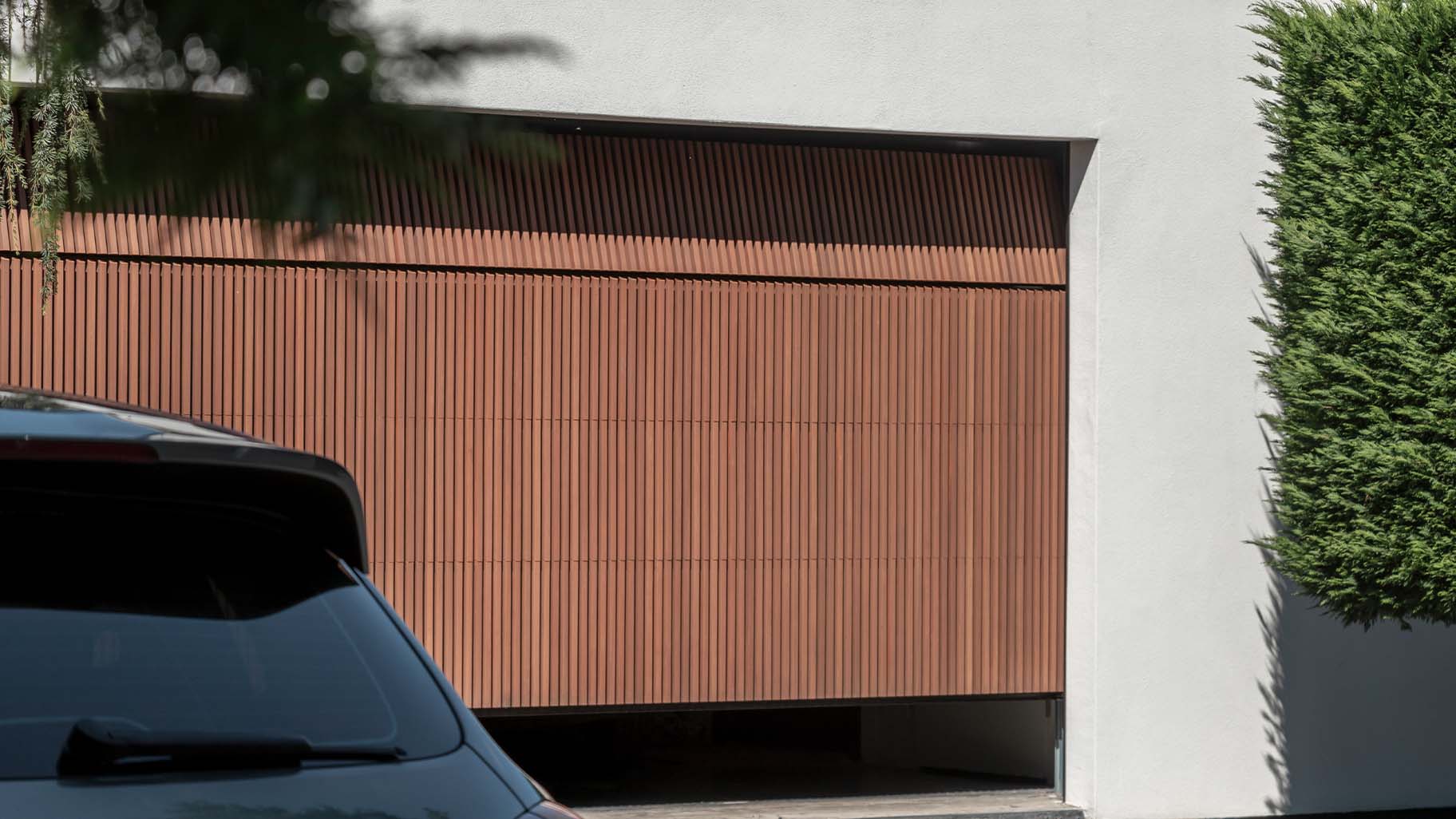 Houten garagedeur achter de dag bij moderne woning different doors