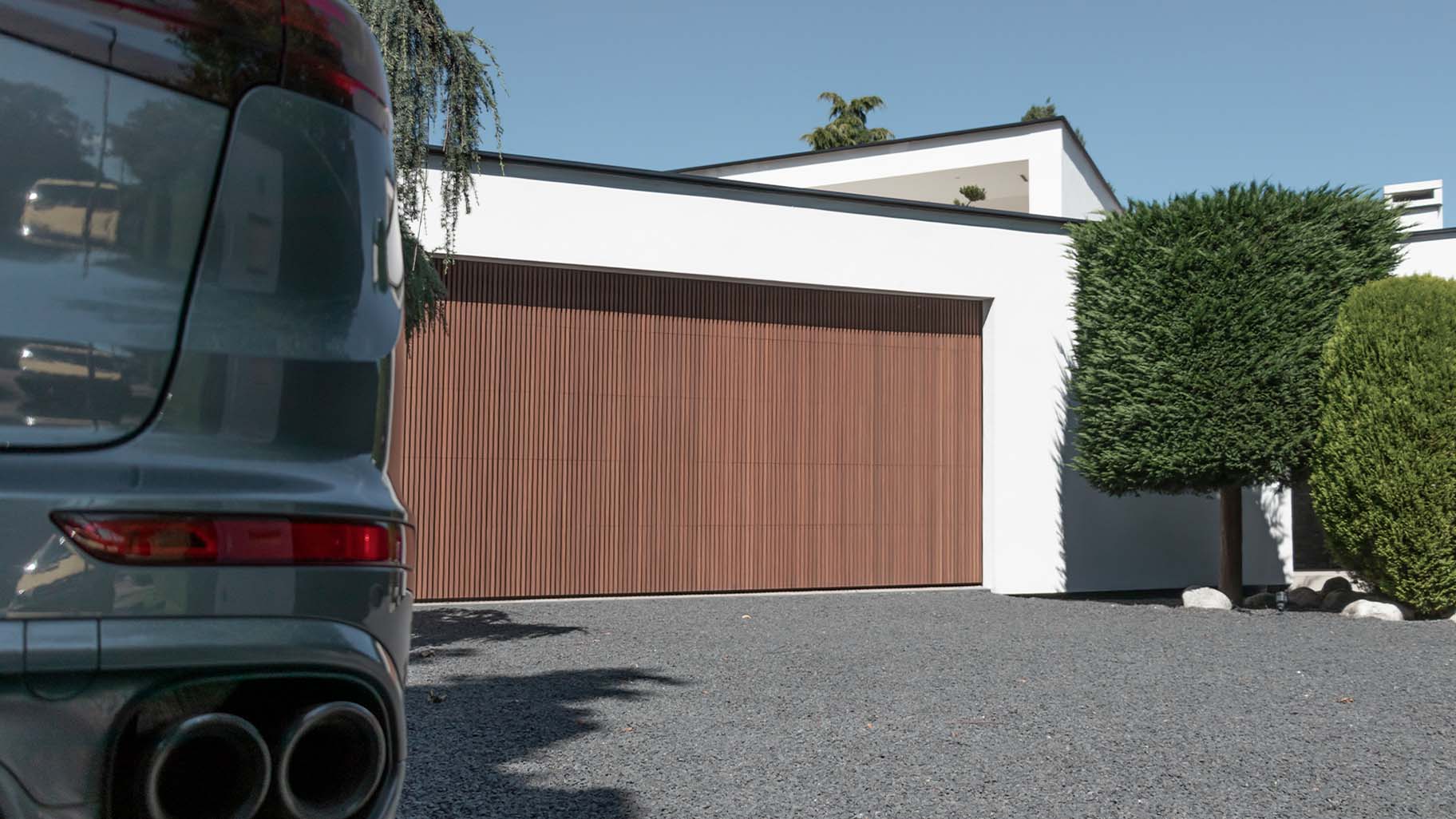 Houten garagedeur achter de dag bij moderne woning different doors