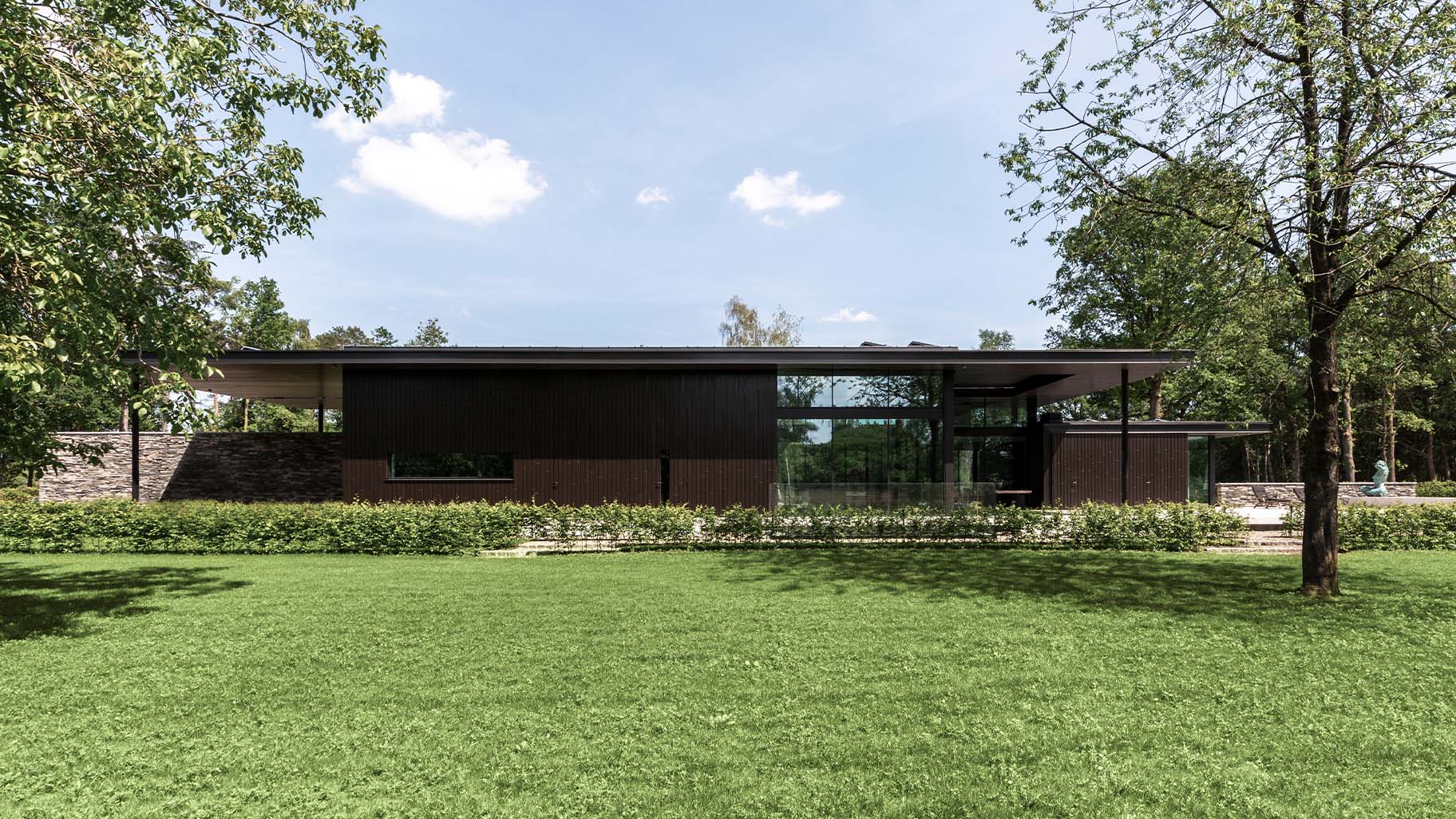 Houten garagedeur van Different Doors bij exclusieve villa