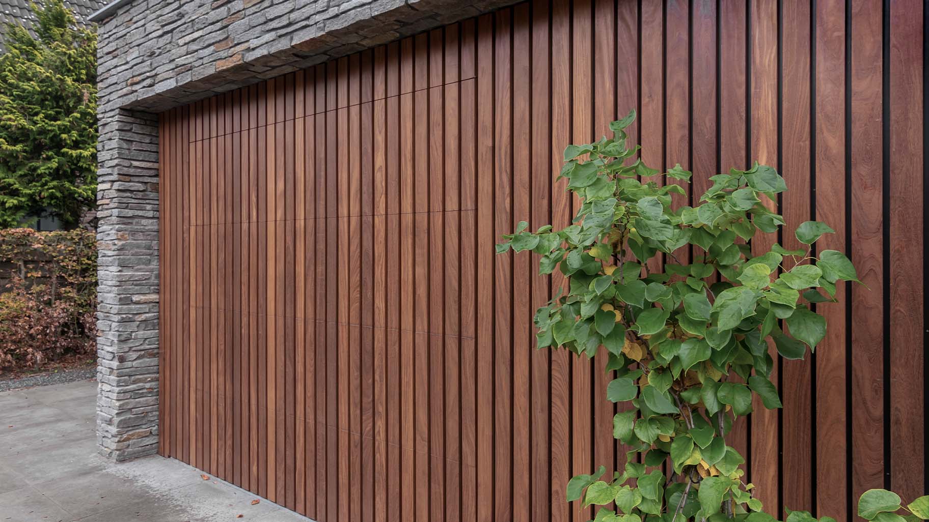 Houten garagedeur van warm en donker hout