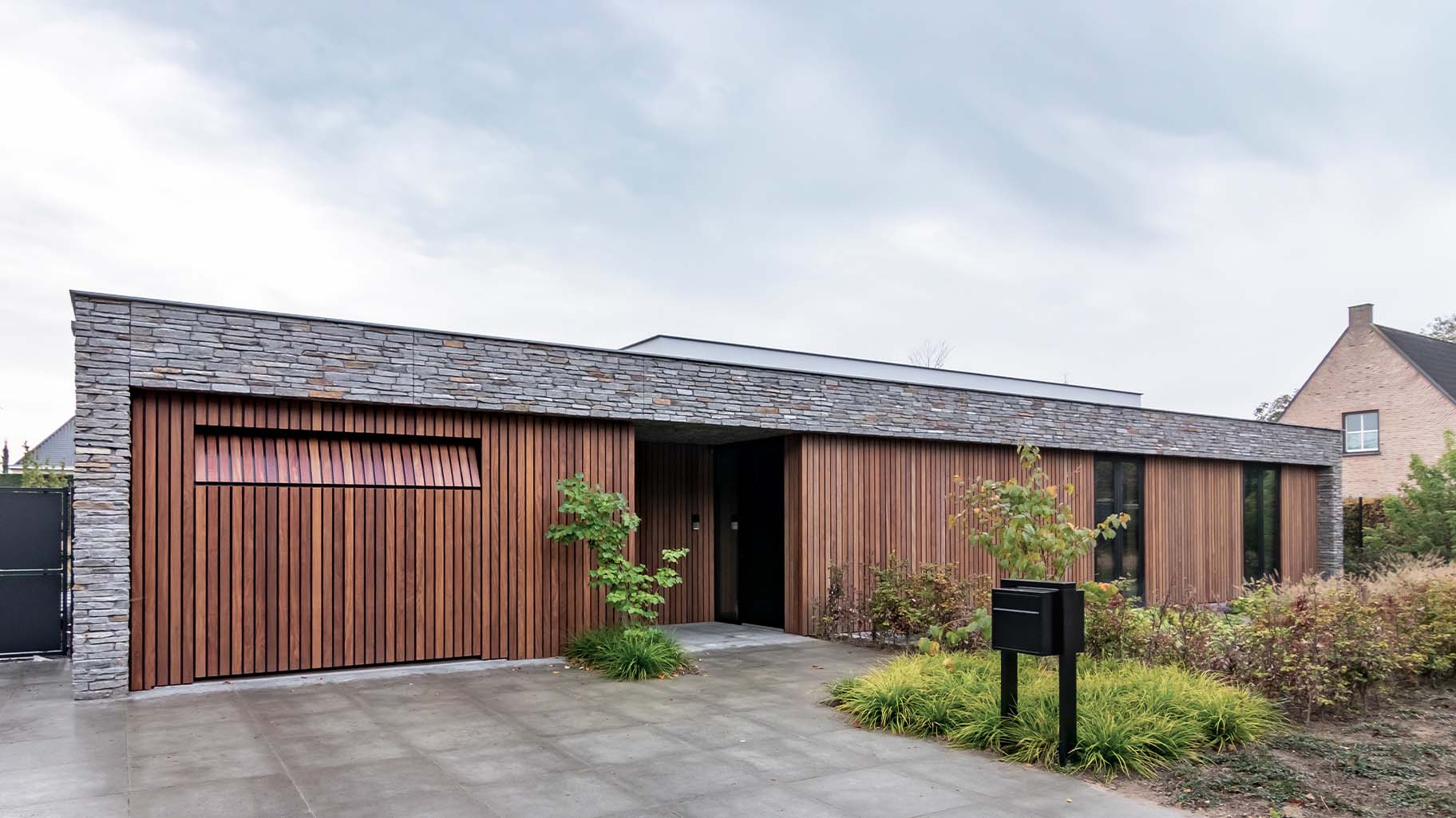 Luxe bungalow met houten garagedeur van Different Doors
