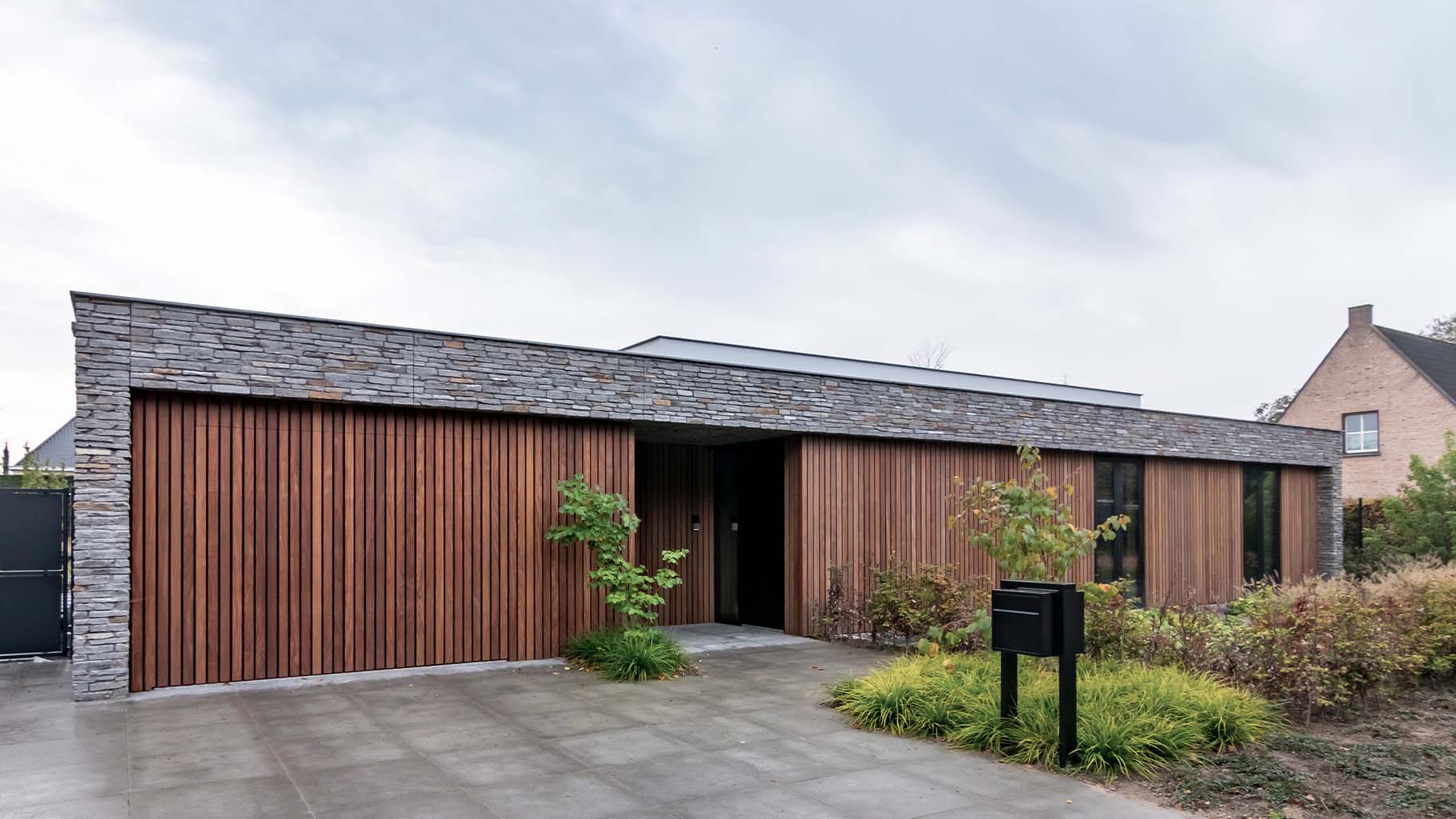 Luxe bungalow met houten garagedeur van Different Doors