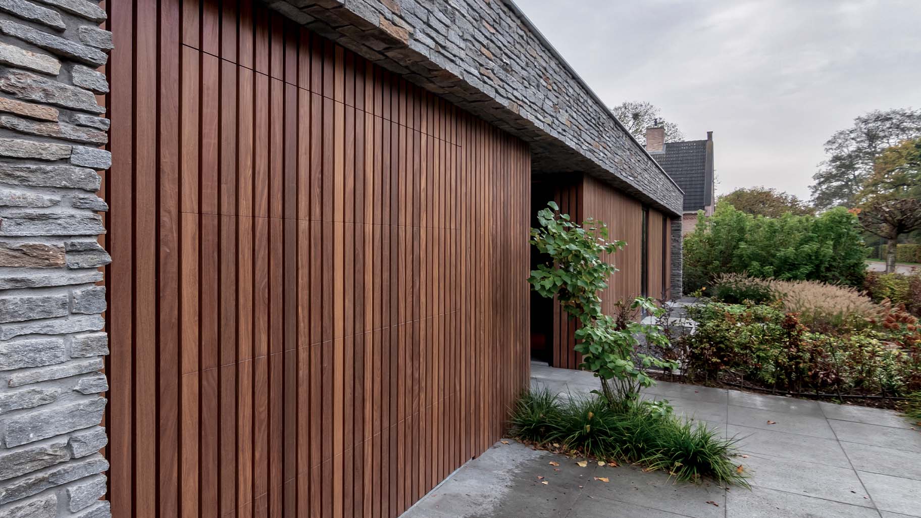 Houten garagedeur van warm en donker hout
