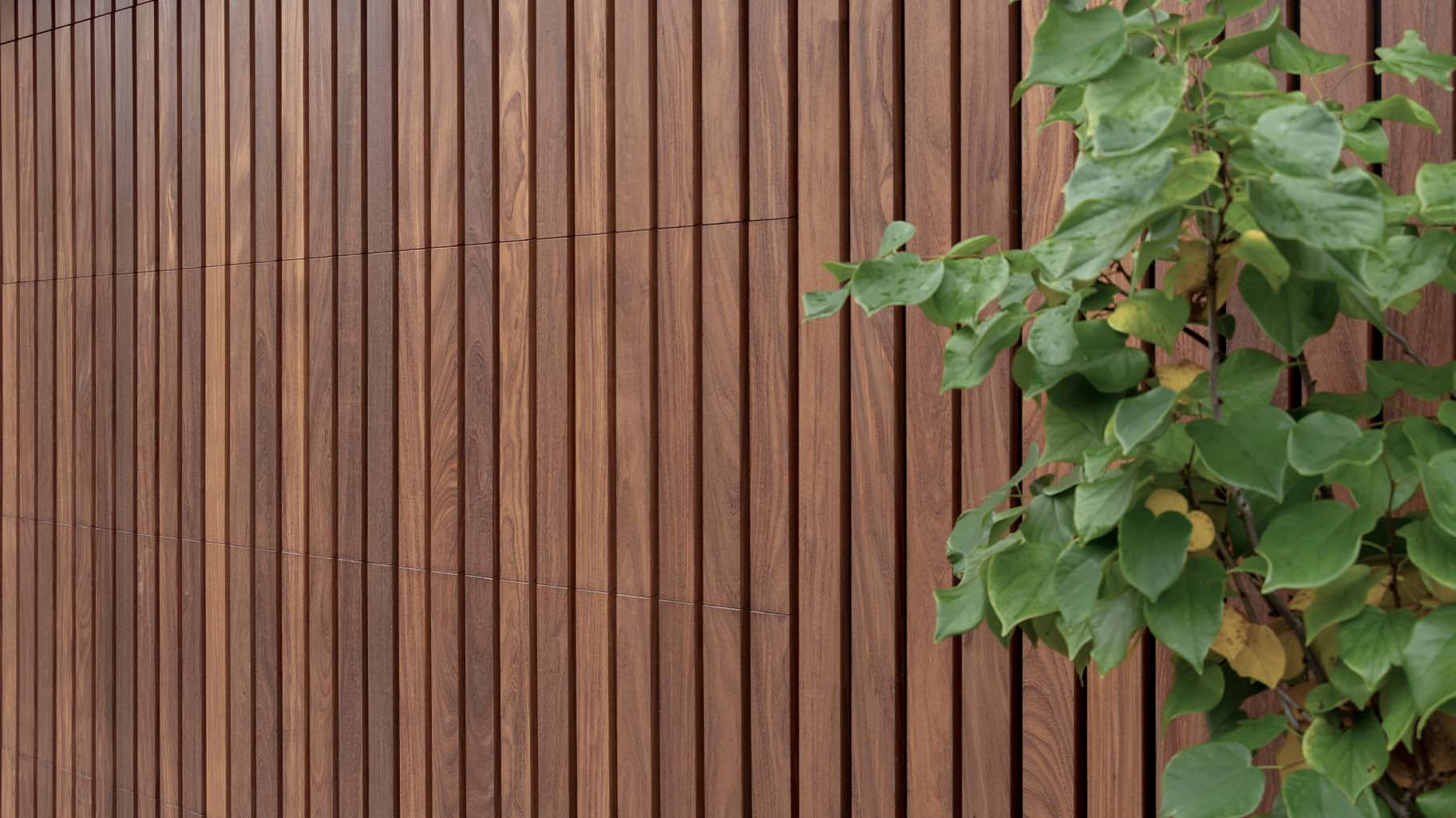 Luxe bungalow met houten garagedeur van Different Doors