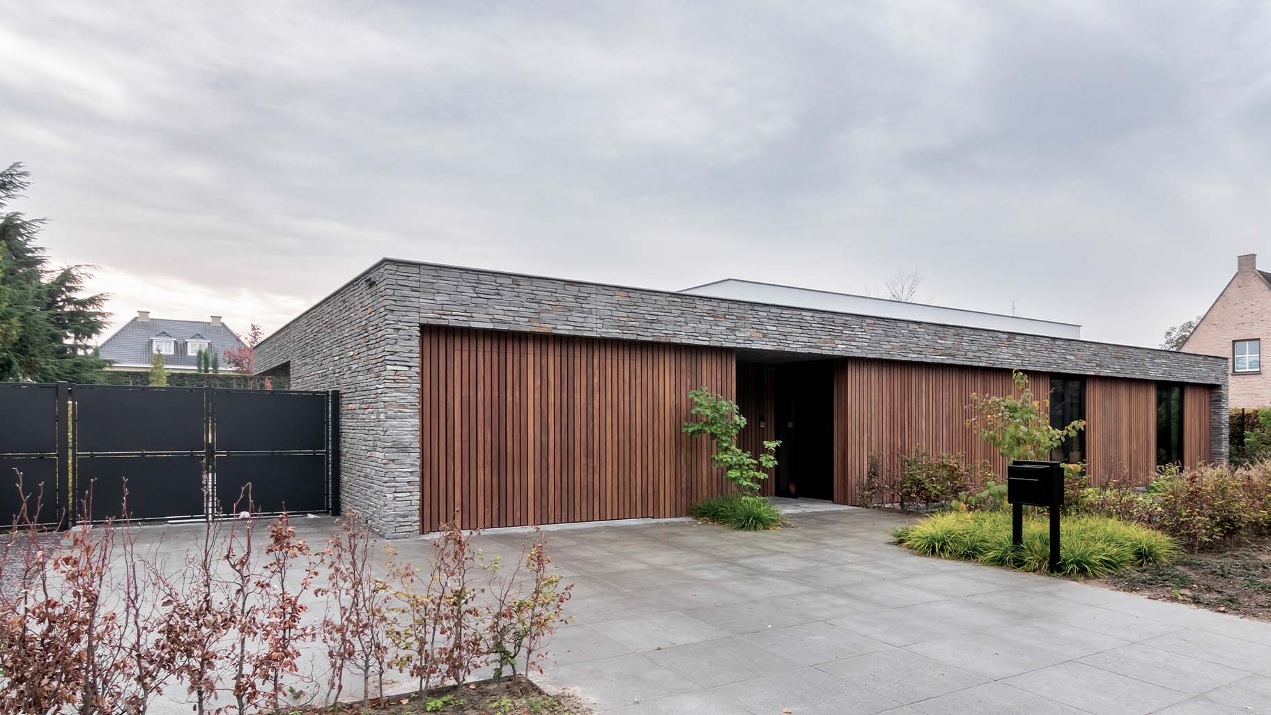 Luxe bungalow met houten garagedeur van Different Doors