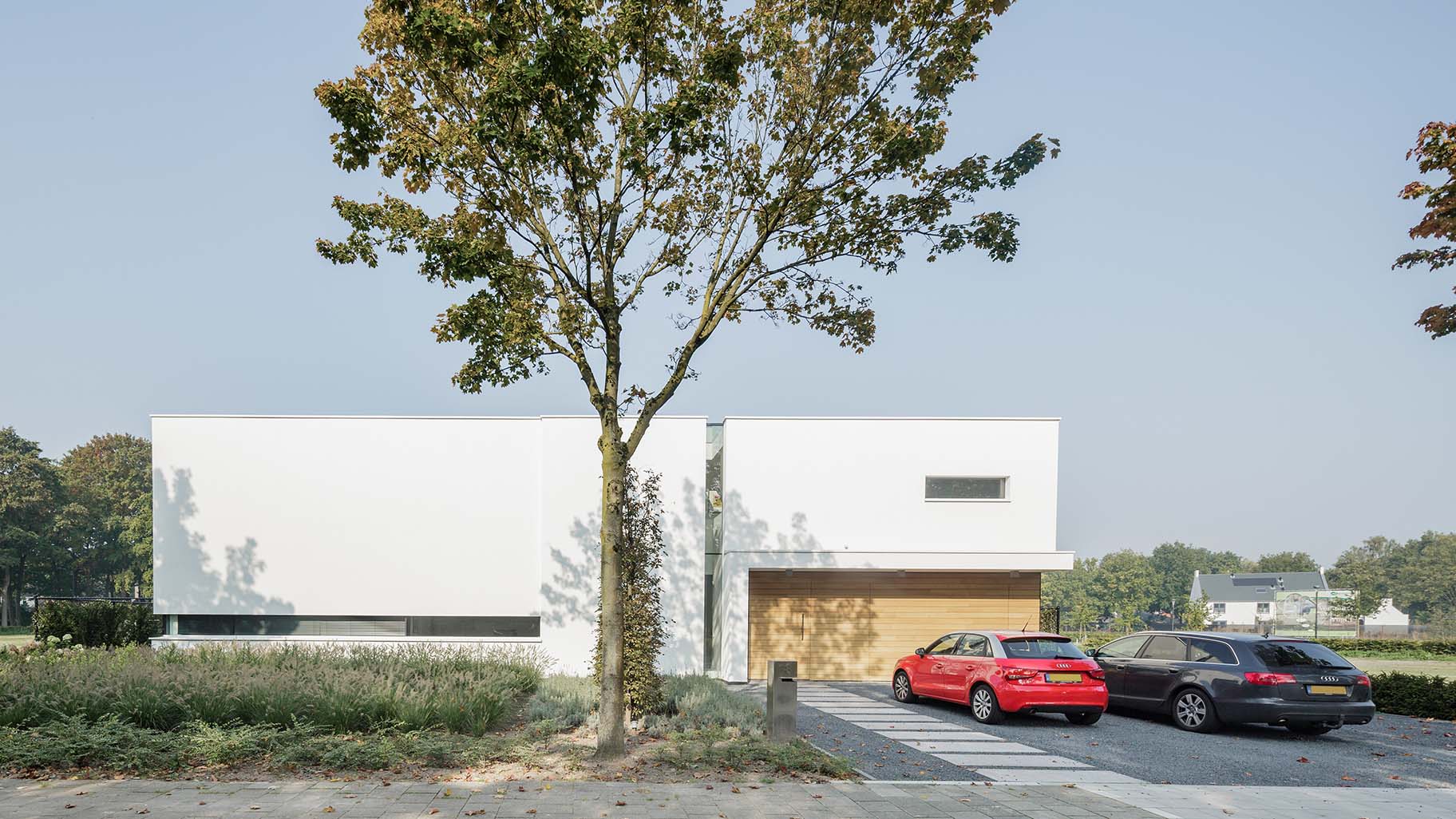 Houten garagedeur in Vught gerealiseerd door Different Doors