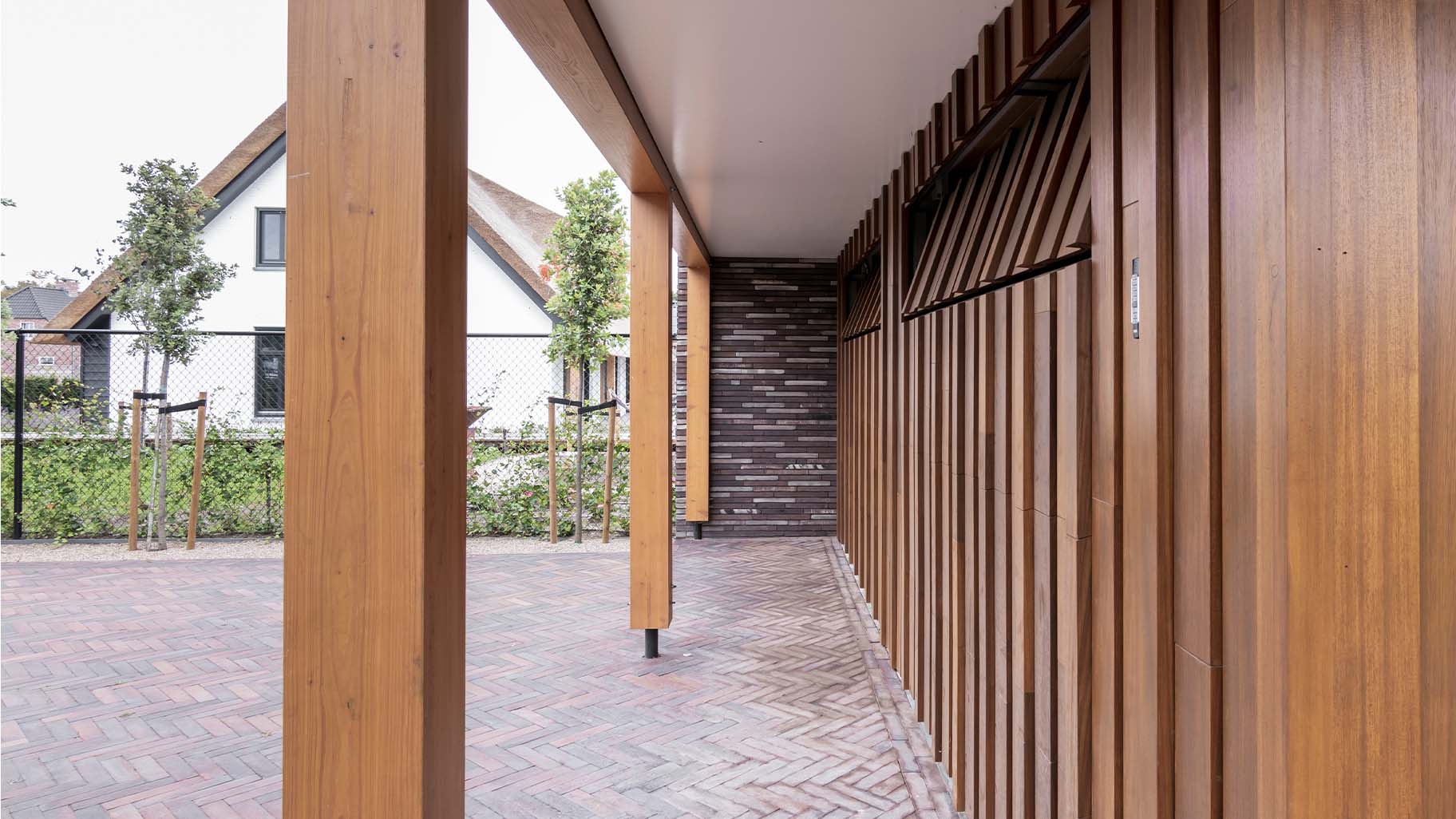 Houten garagedeur met latten in wildverband