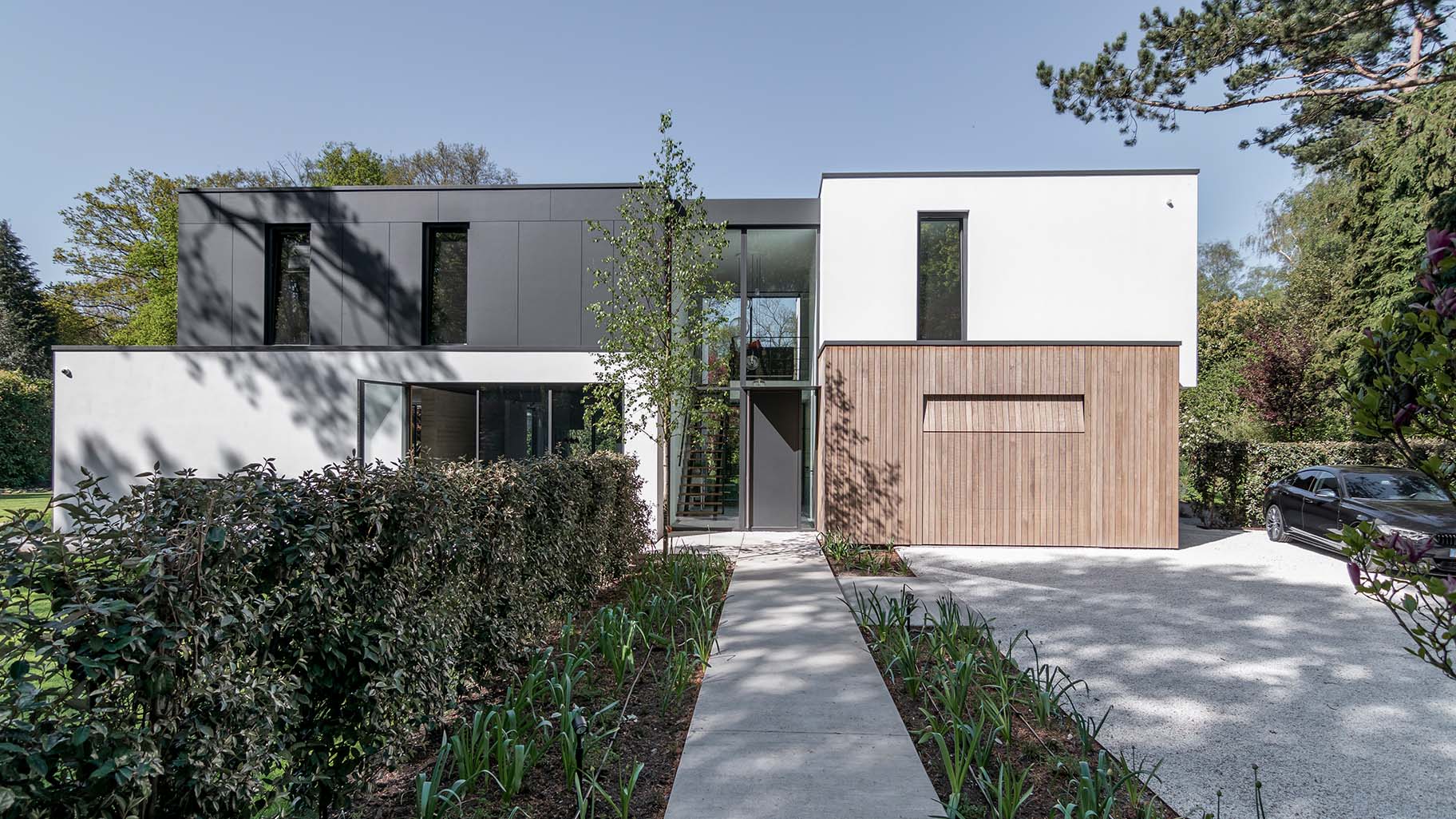 Moderne villa met een op maat gemaakte garagedeur van hout