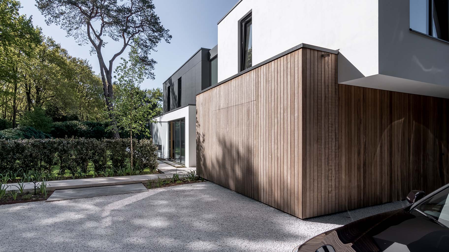 Houten garagedeur moderne villa van lichtbruin hout