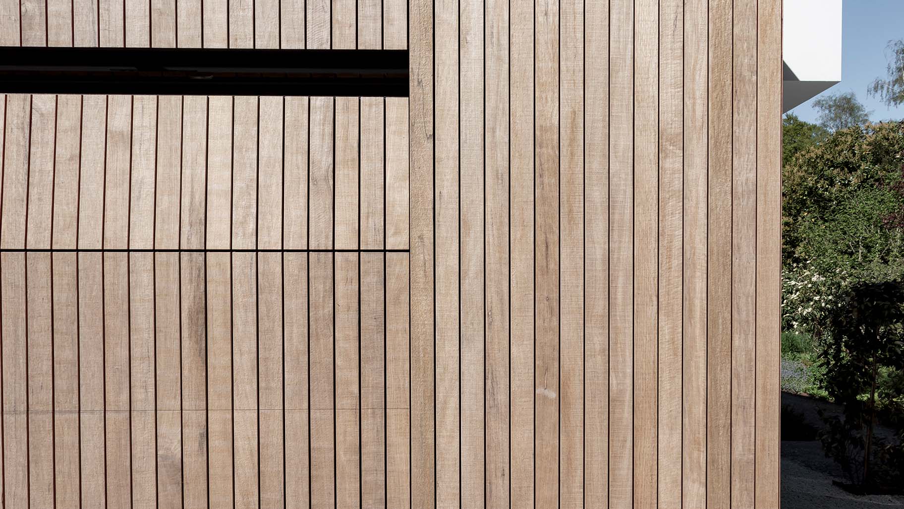 Houten garagedeur moderne villa van lichtbruin hout