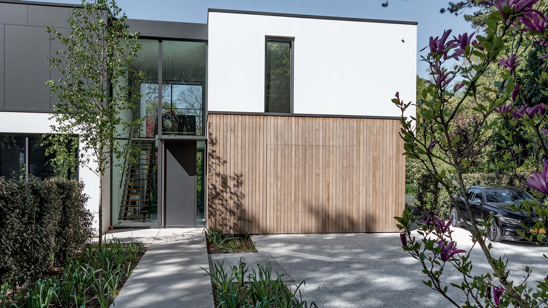 Houten garagedeur moderne villa van lichtbruin hout