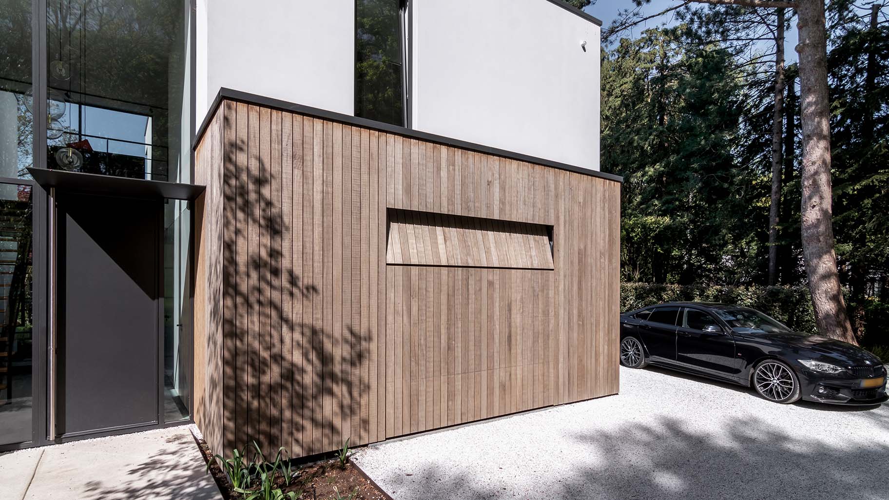 Houten garagedeur moderne villa van lichtbruin hout