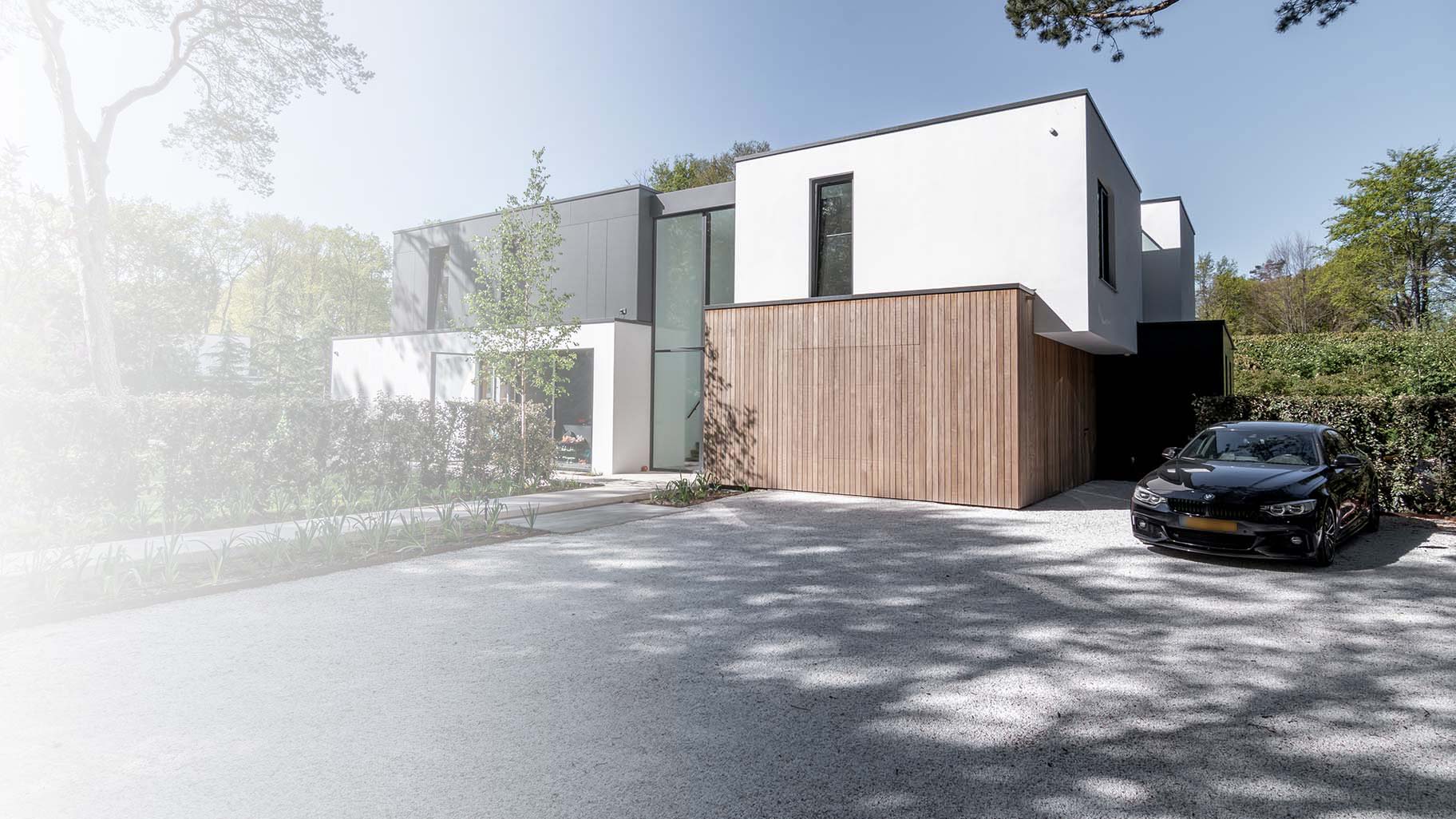 Houten garagedeur moderne villa van lichtbruin hout