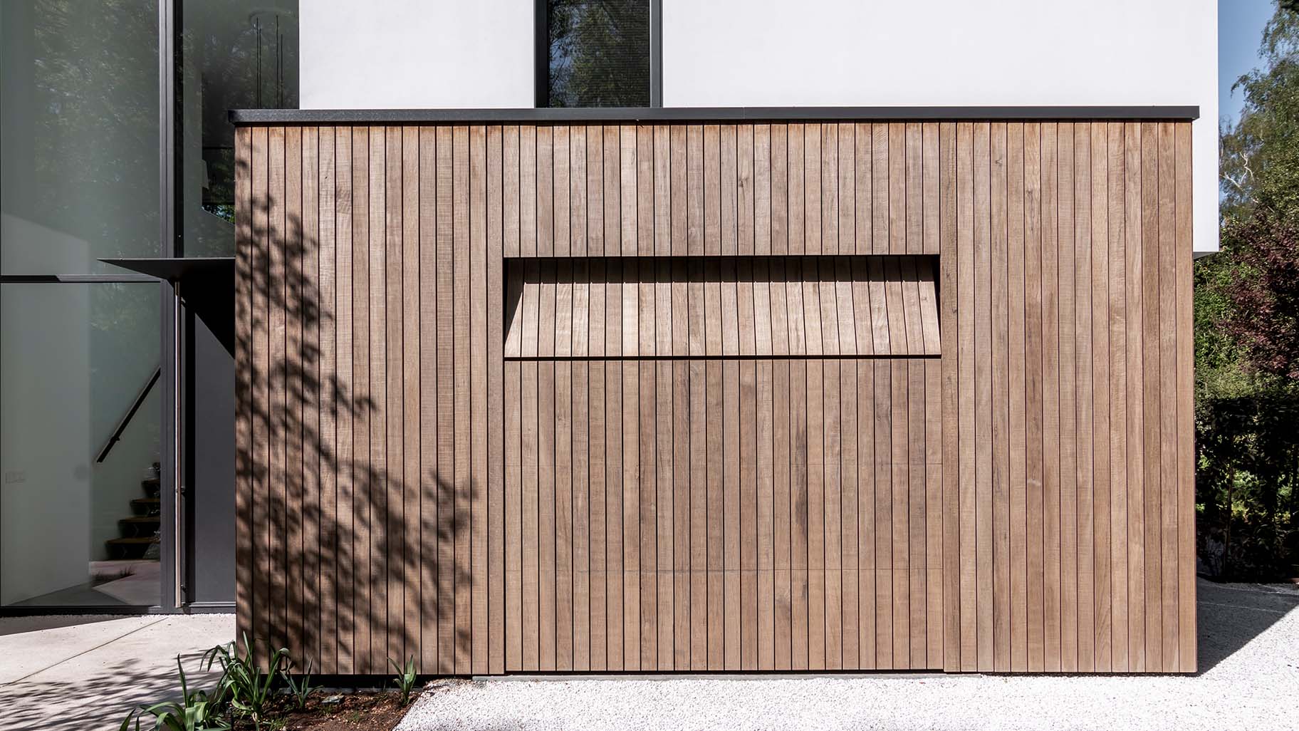 Houten garagedeur moderne villa van lichtbruin hout