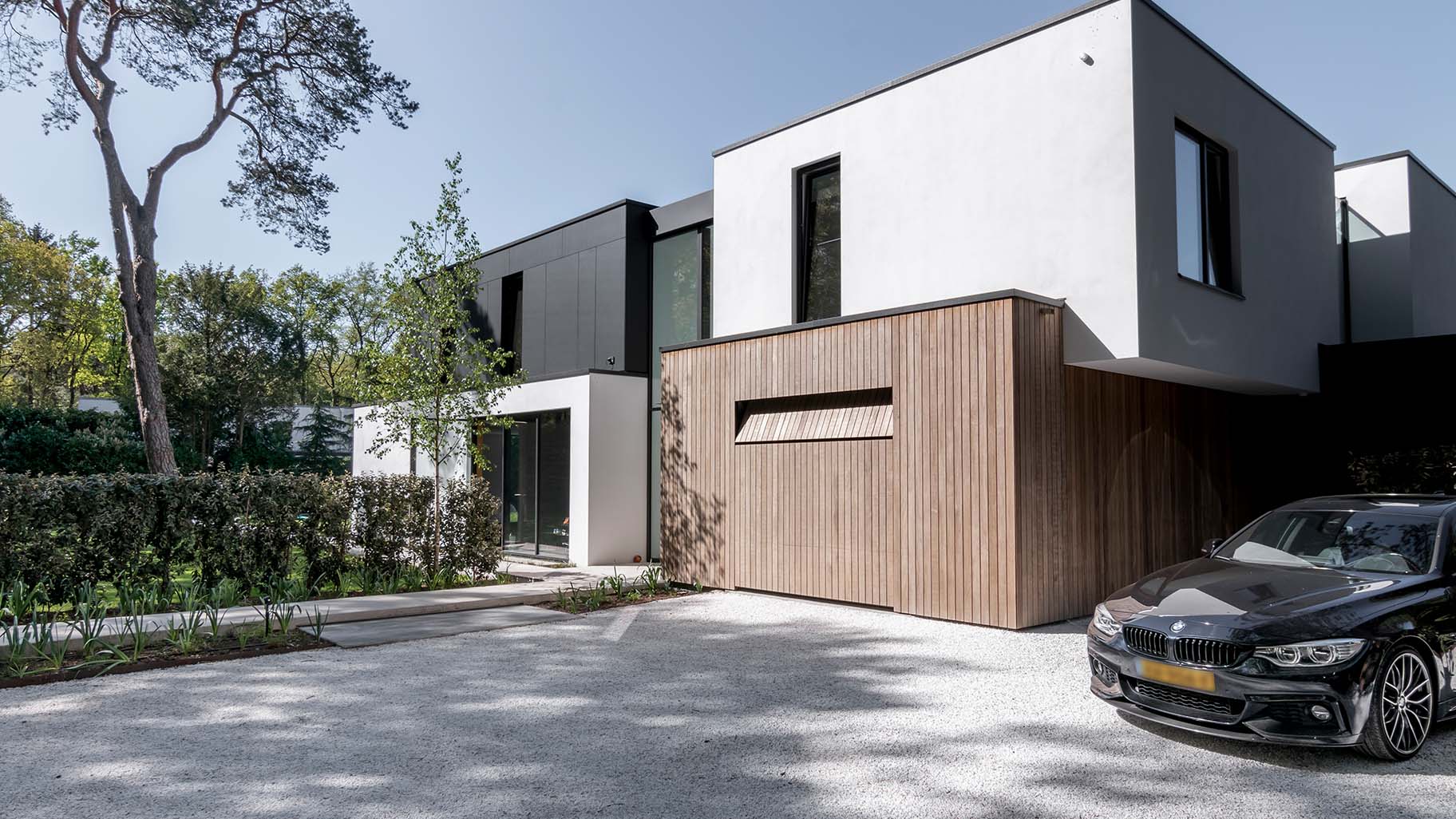 Moderne garagedeur Different Doors