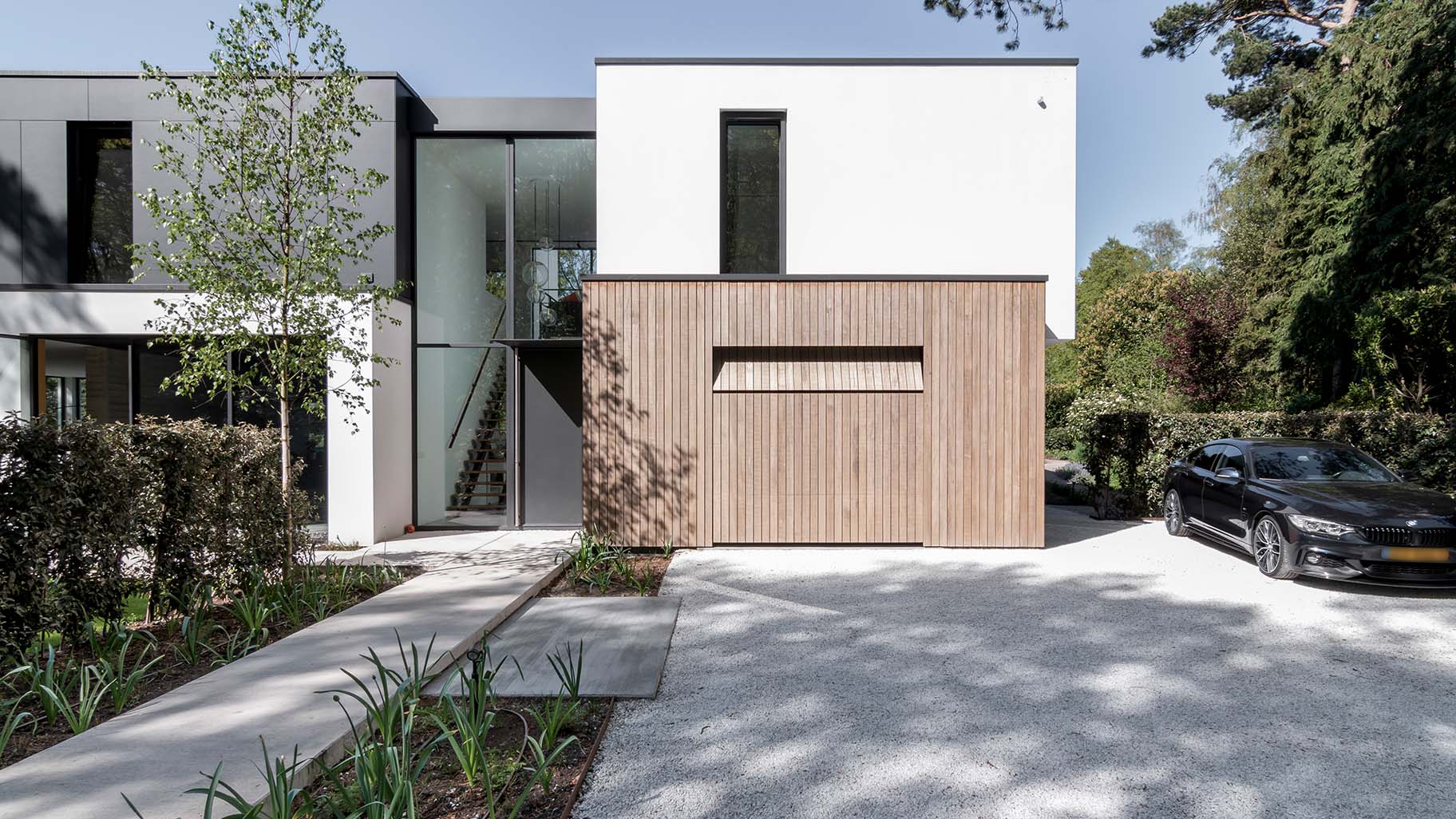 Moderne villa met een op maat gemaakte garagedeur van hout