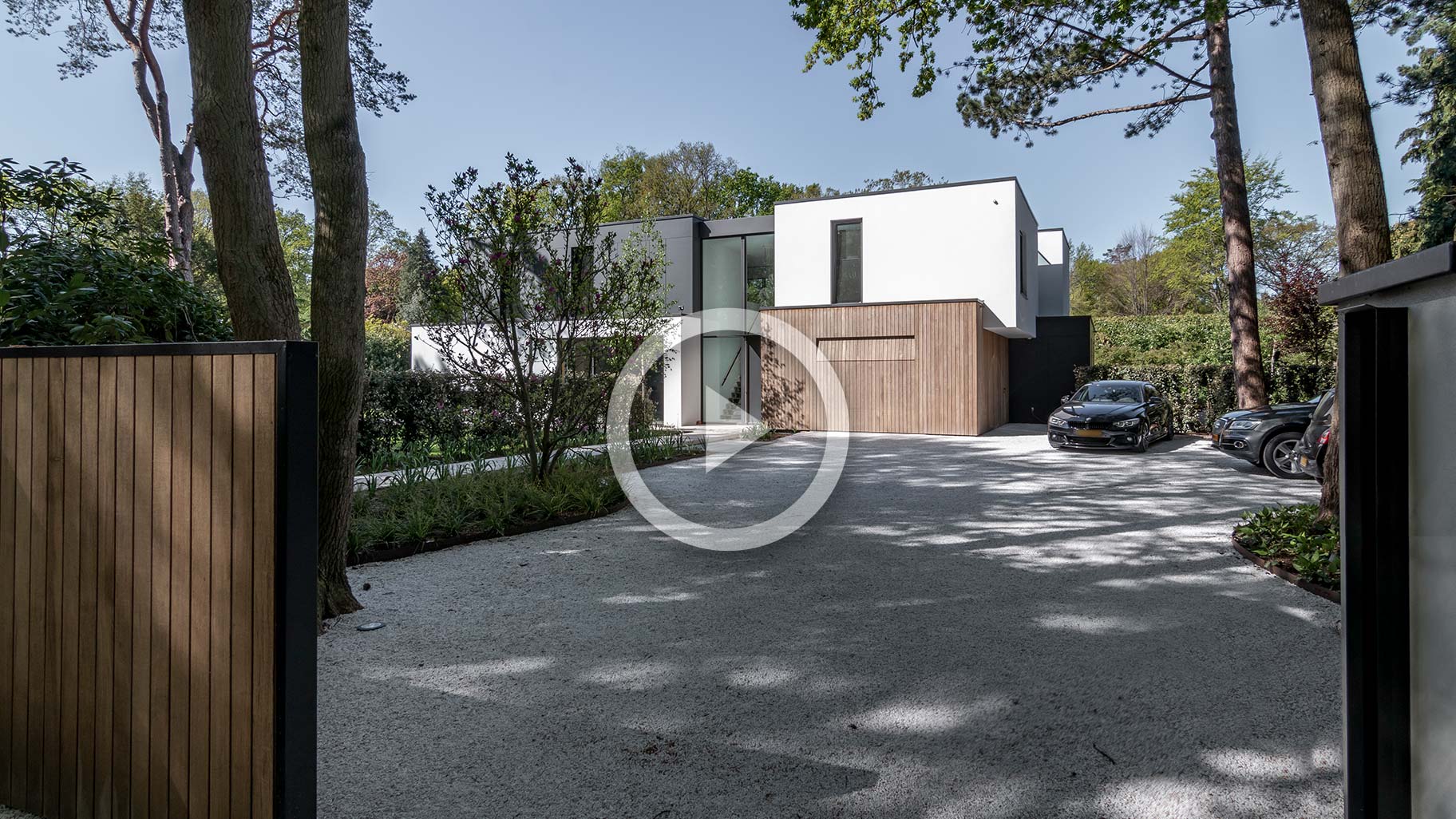 video van garagedeur bij moderne villa