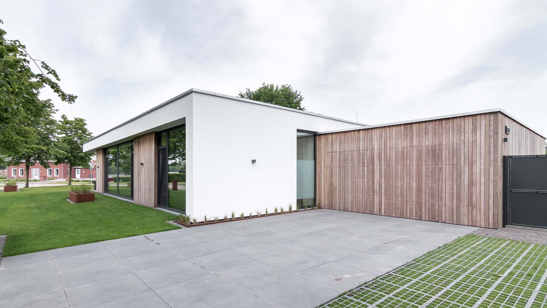 Luxe houten garagedeur die gelijk met de gevel is geplaatst