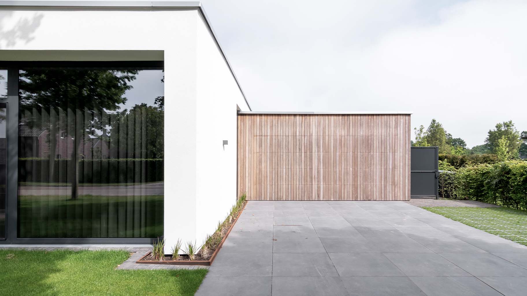 Houten garagedeur strakke villa