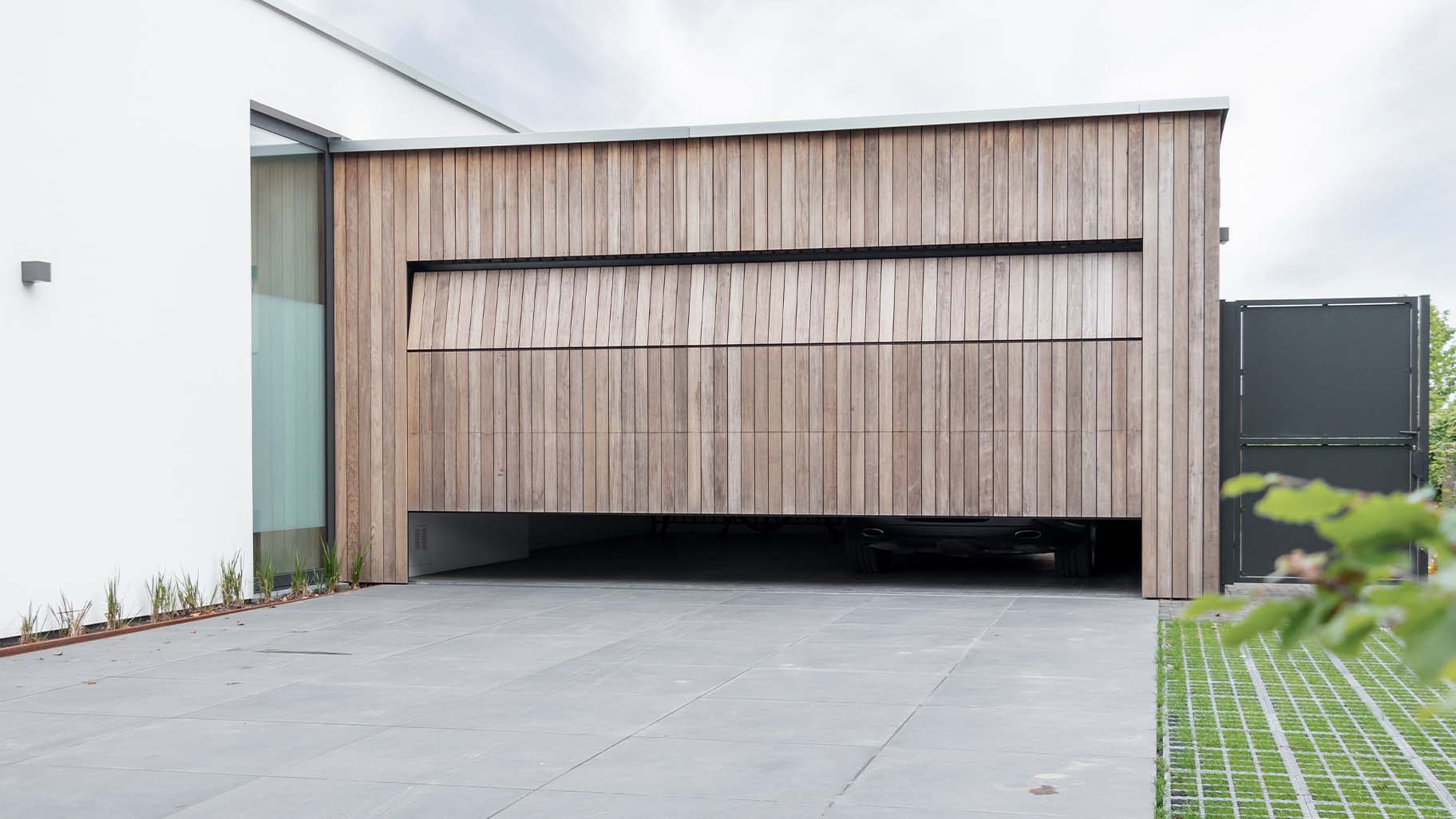 Luxe houten garagedeur die gelijk met de gevel is geplaatst