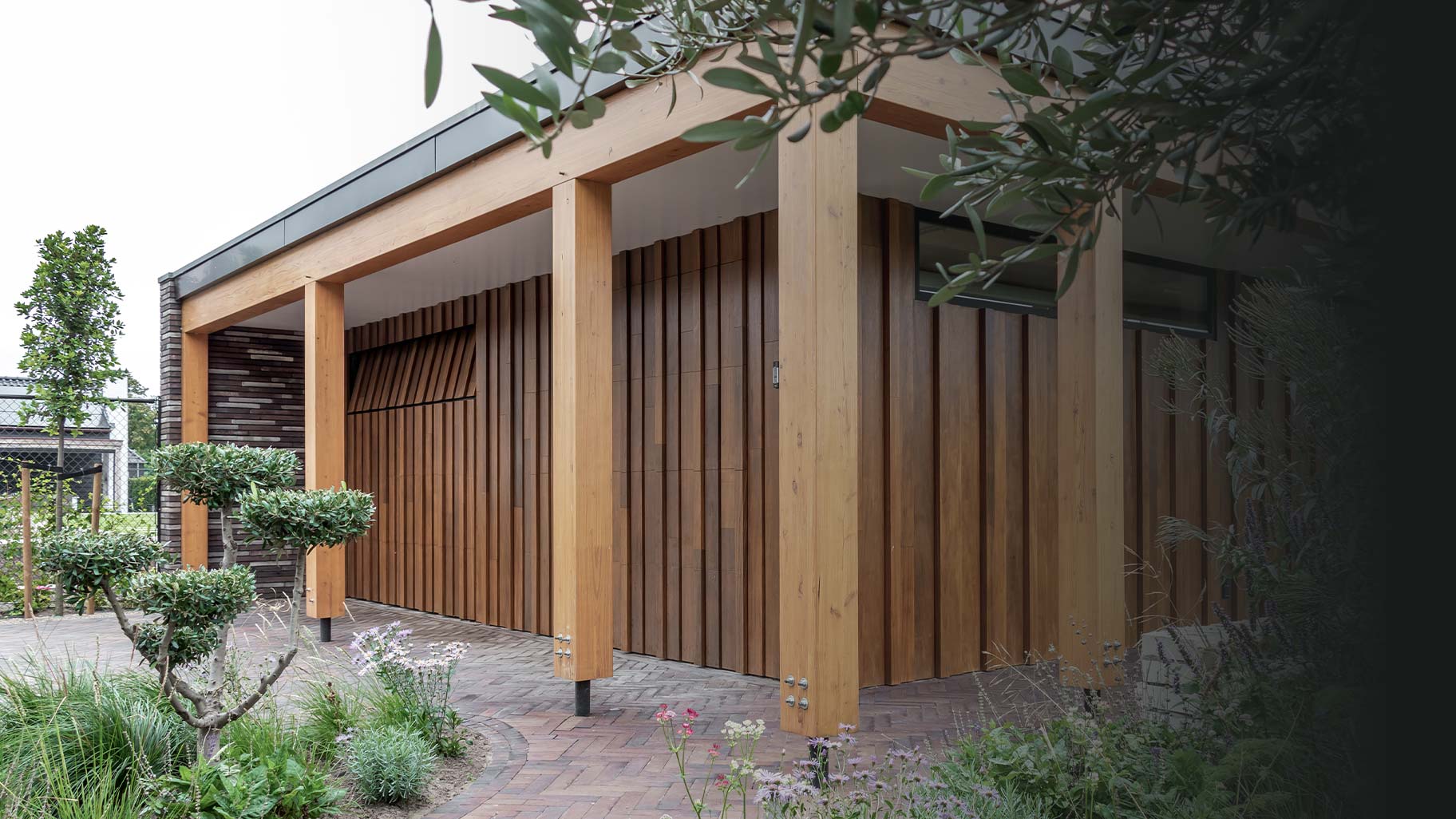 Houten garagedeuren warme houtkleur